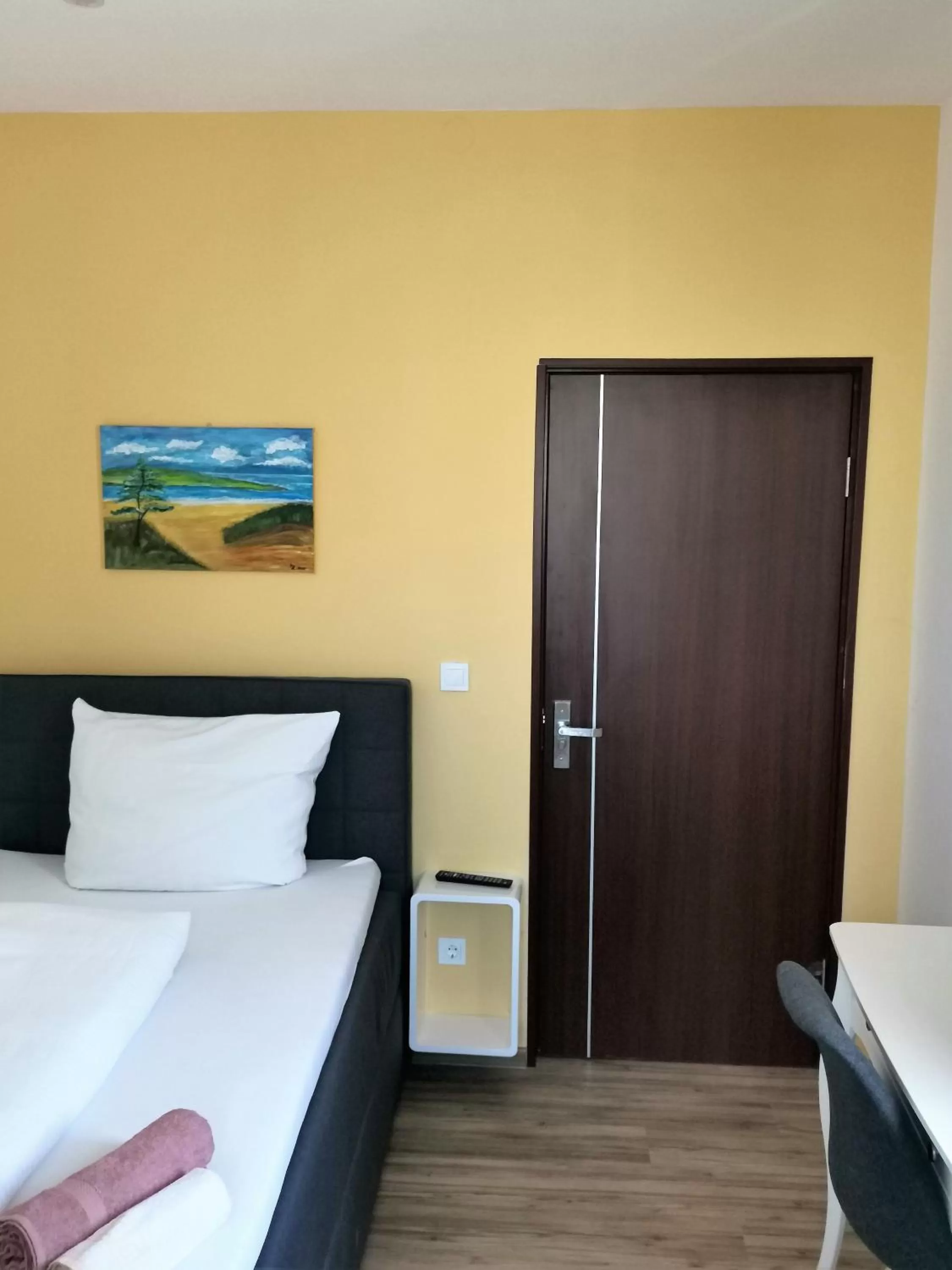 Bedroom, Bed in Hotel Grüner Baum - Melissone Italian Restaurant