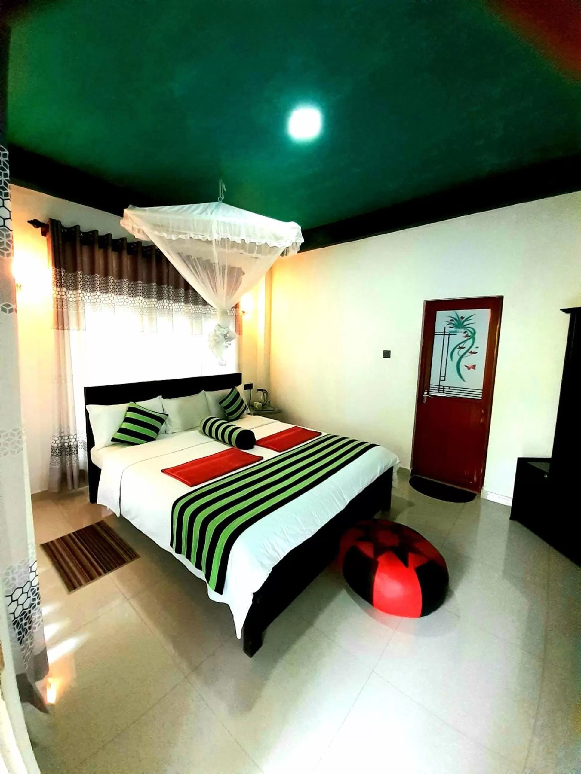 Bedroom, Bed in Green Lantern Inn