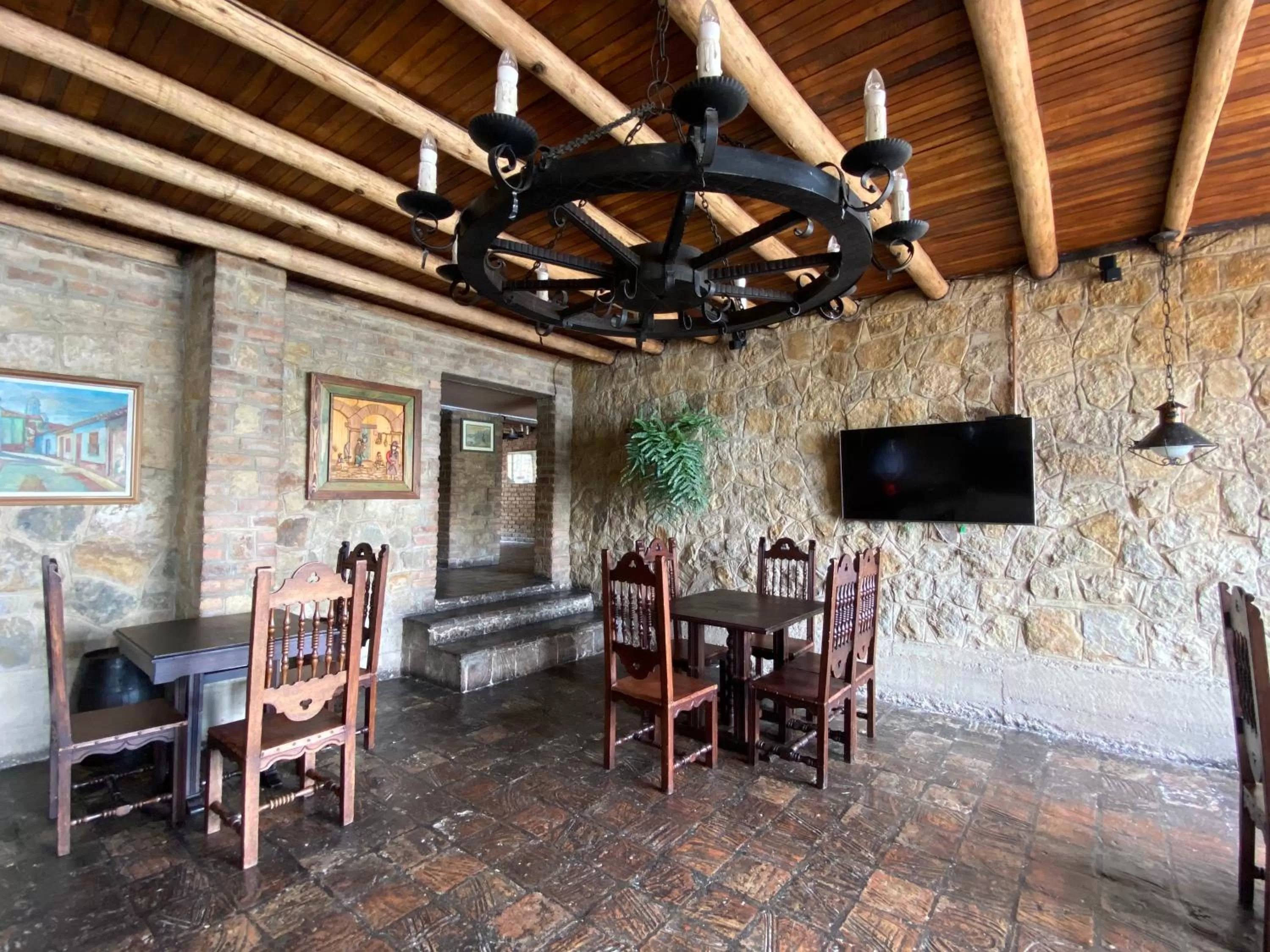Restaurant/places to eat, Dining Area in Hotel Refugio Pozo Azul