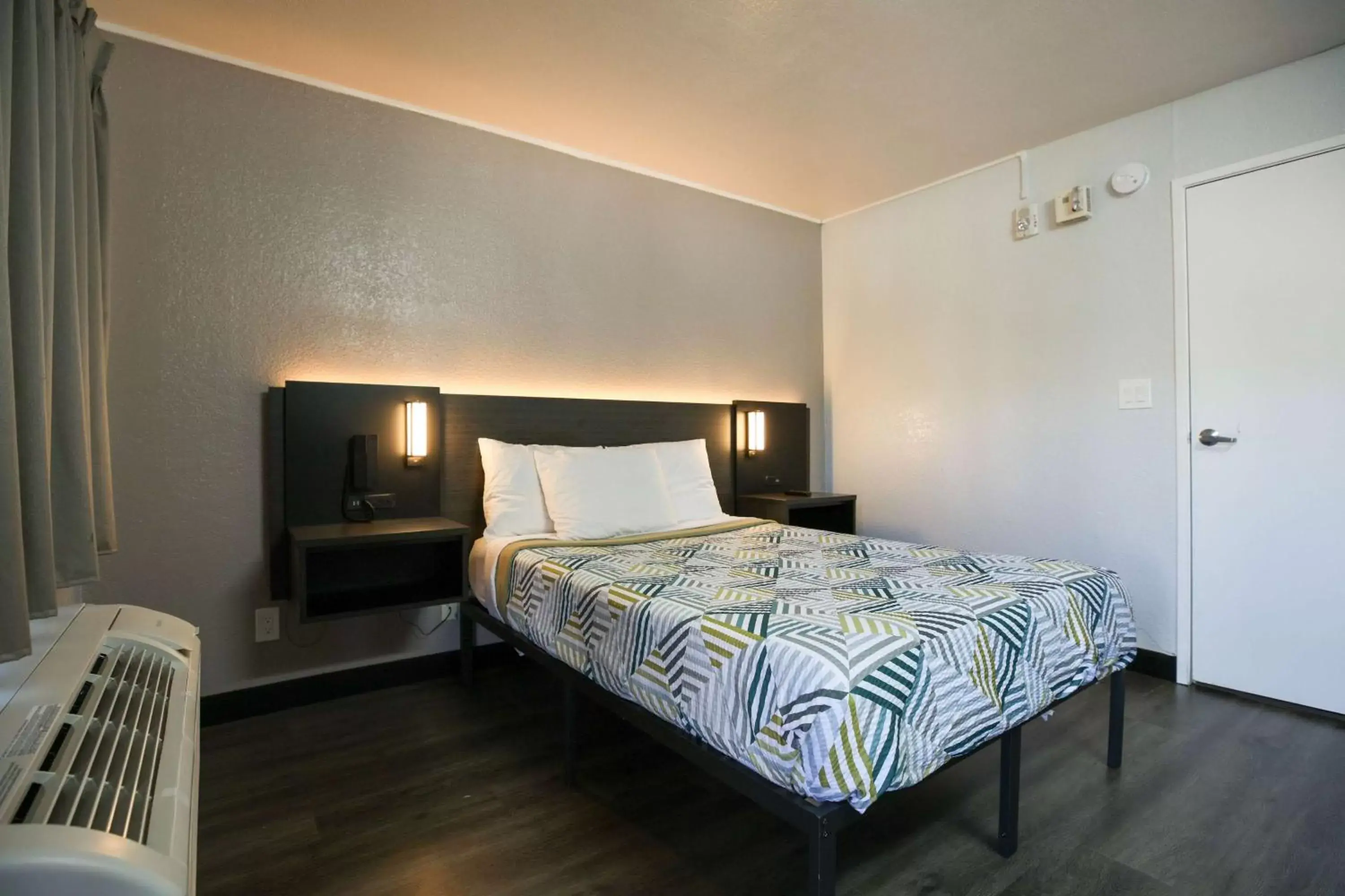 Deluxe Queen Room - single occupancy - Non-Smoking in Motel 6-Sacramento, CA - Central Deluxe Queen Room - single occupancy - Non-Smoking in Motel 6-Sacramento, CA - Central
