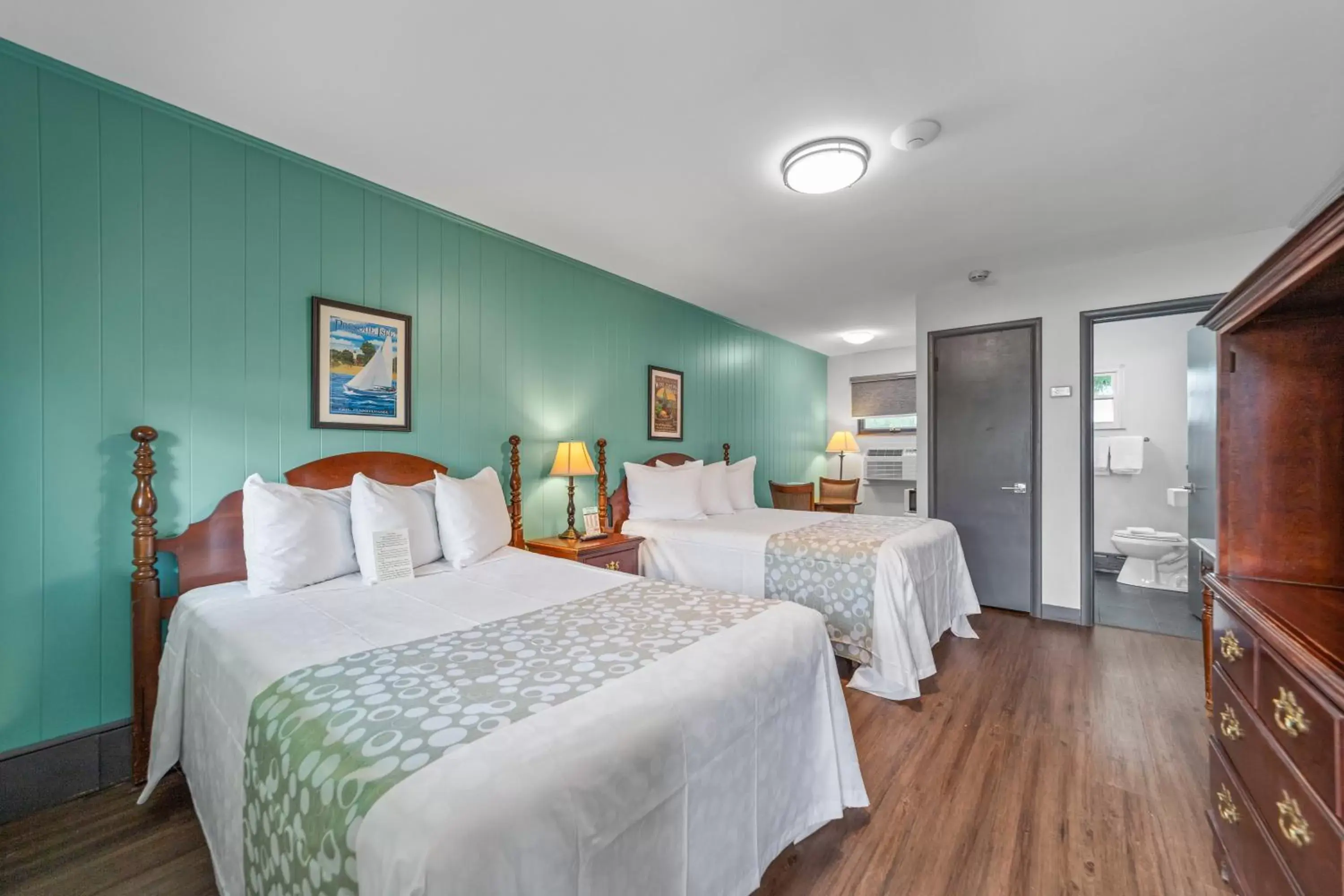 Double Room with Two Double Beds in Glass House Inn Erie Near I-90 & I-79 Double Room with Two Double Beds in Glass House Inn Erie Near I-90 & I-79