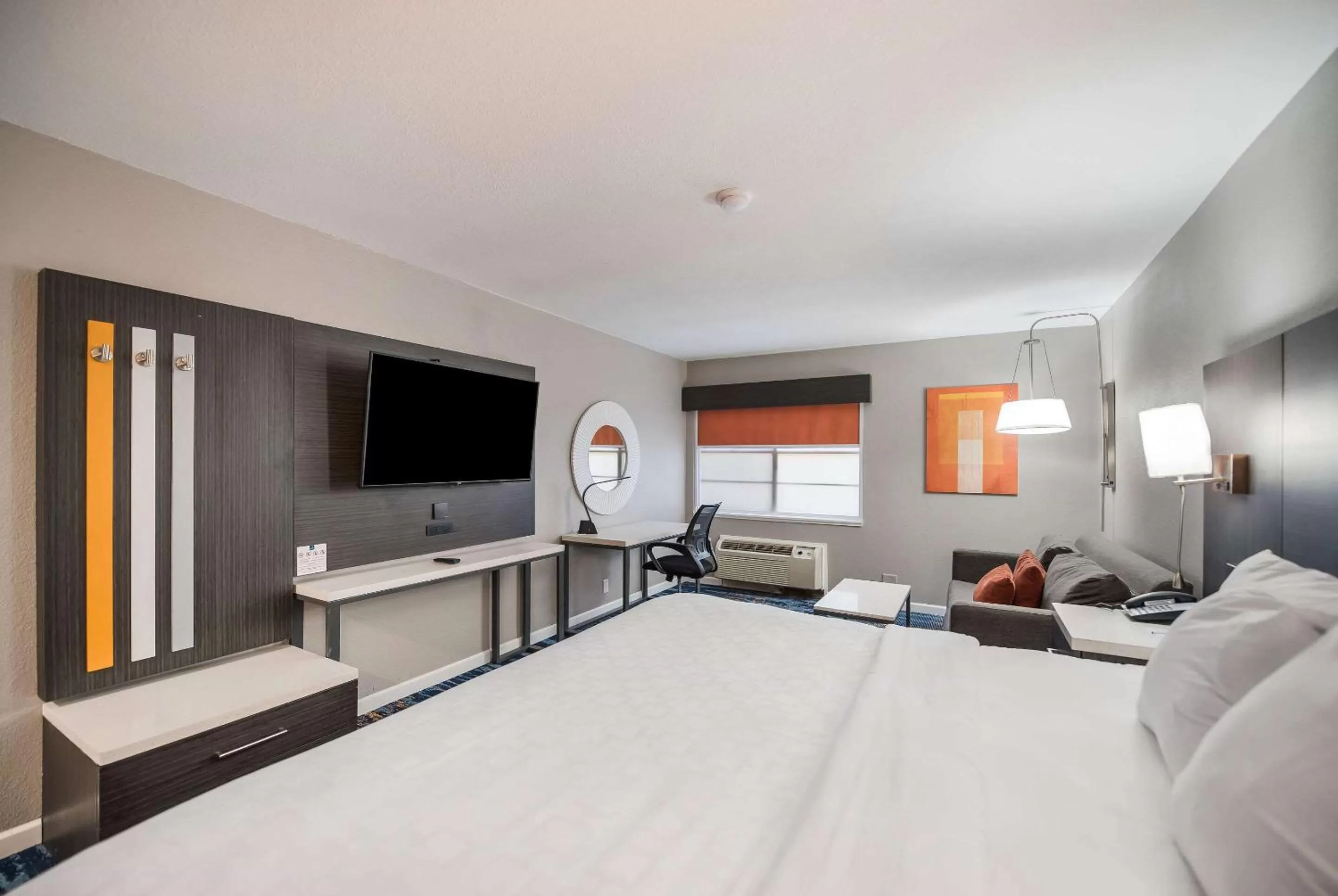 Photo of the whole room, Bed in Clarion Pointe Marshall