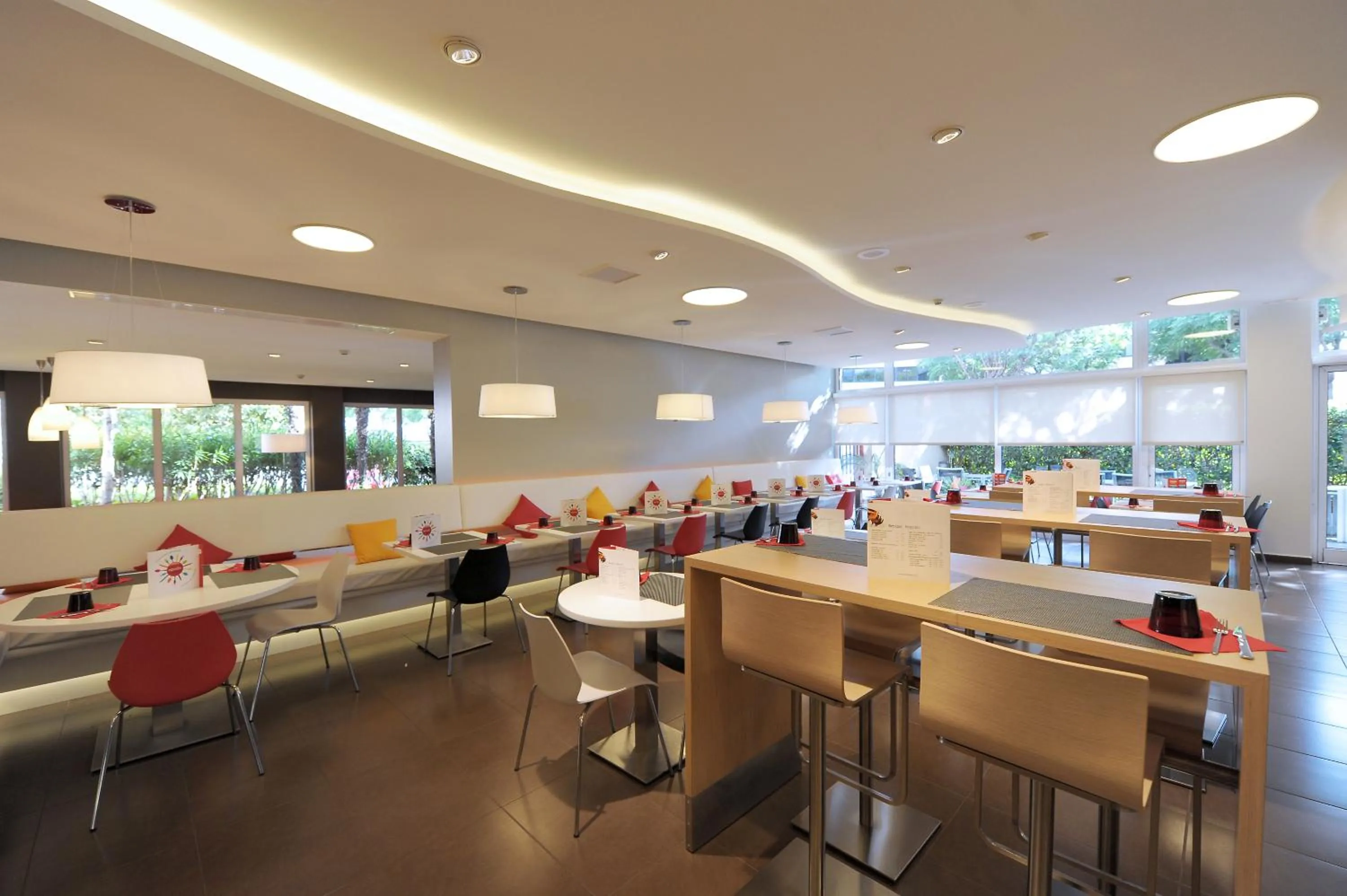 Restaurant/places to eat in Ibis Cornella