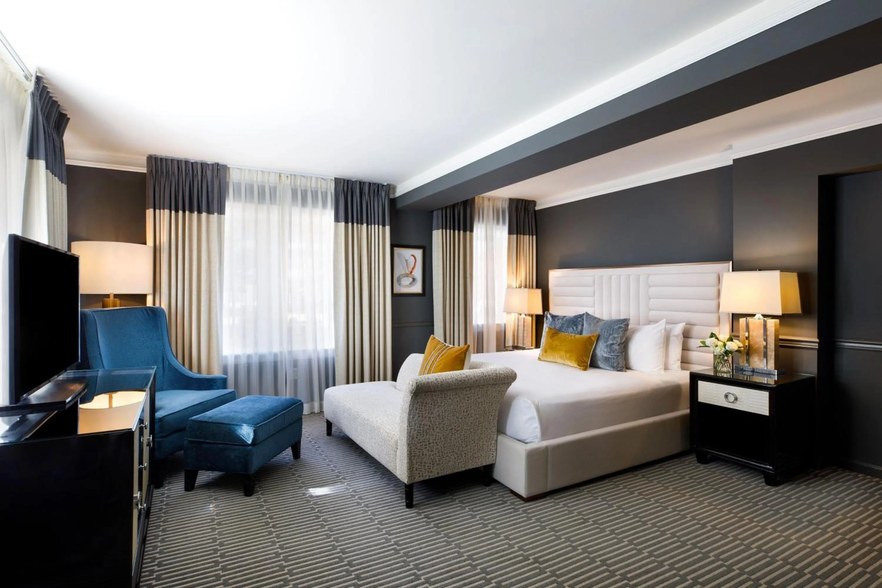 Photo of the whole room, Bed in Ambassador Hotel Tulsa, Autograph Collection