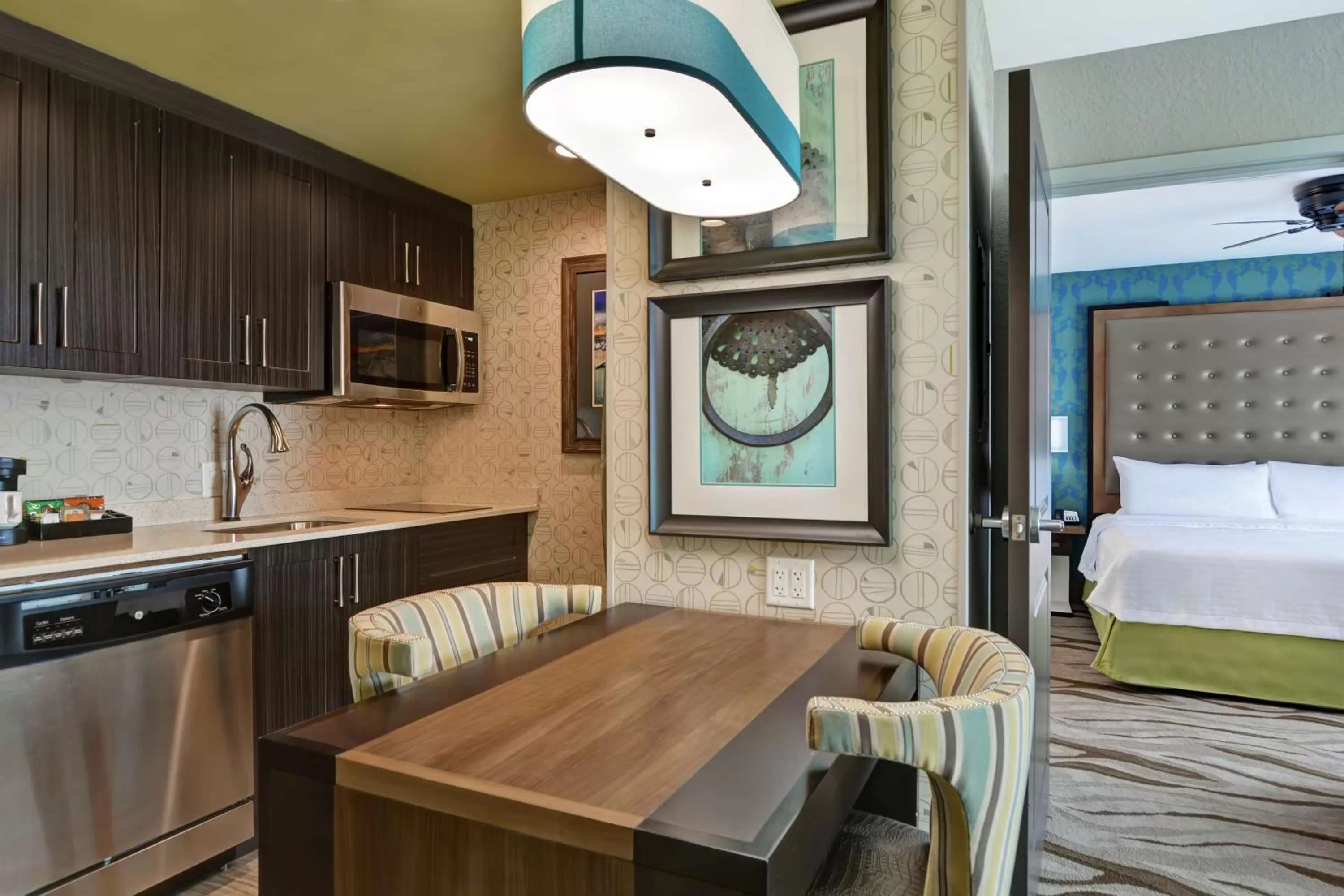 Kitchen or kitchenette, Bed in Homewood Suites By Hilton Savannah Airport