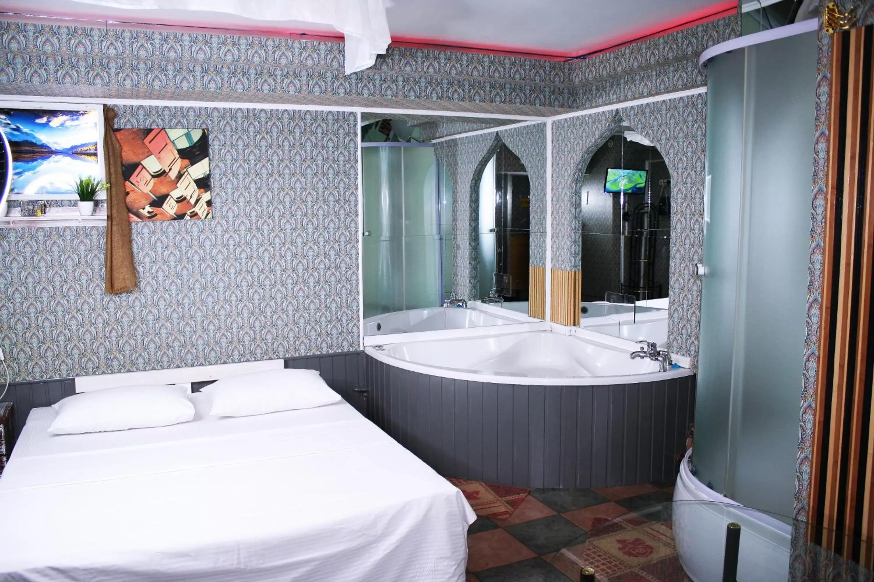 Double Room with Spa Bath - single occupancy in MAMBA HOTEL - готель в укритті Double Room with Spa Bath - single occupancy in MAMBA HOTEL - готель в укритті