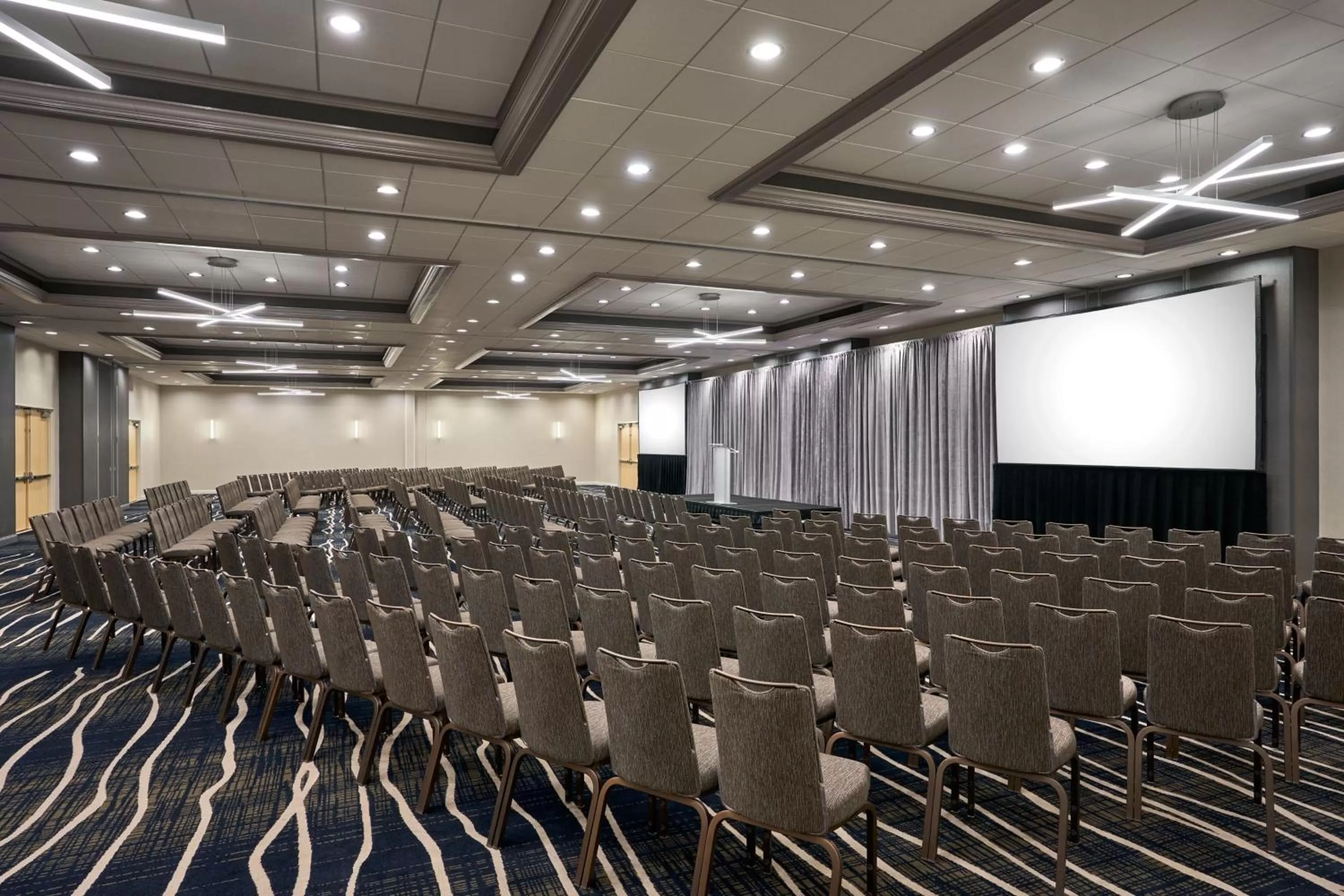 Meeting/conference room in Delta Hotels by Marriott Minneapolis Northeast
