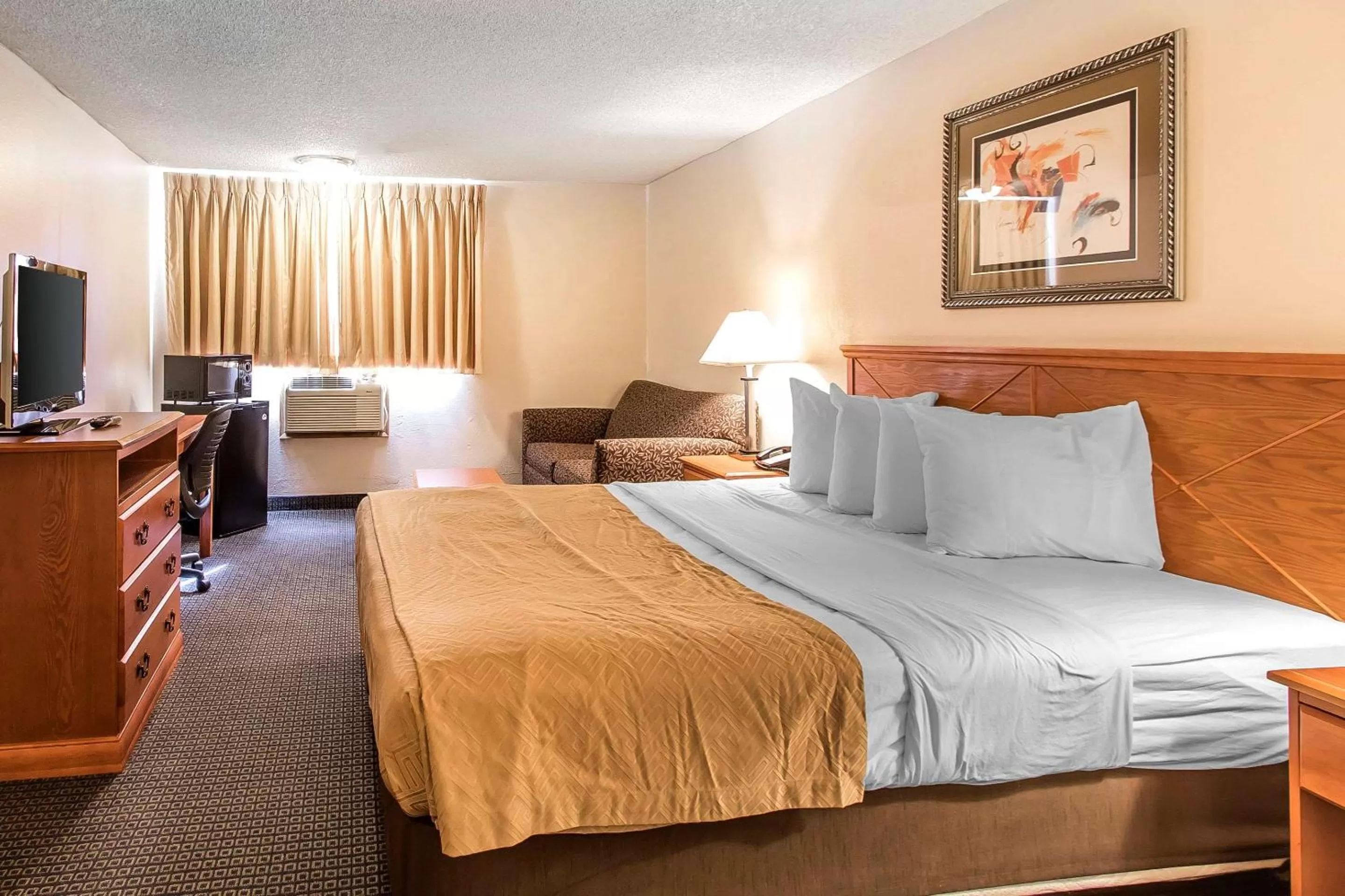 Photo of the whole room, Bed in Brentwood Inn Clinton