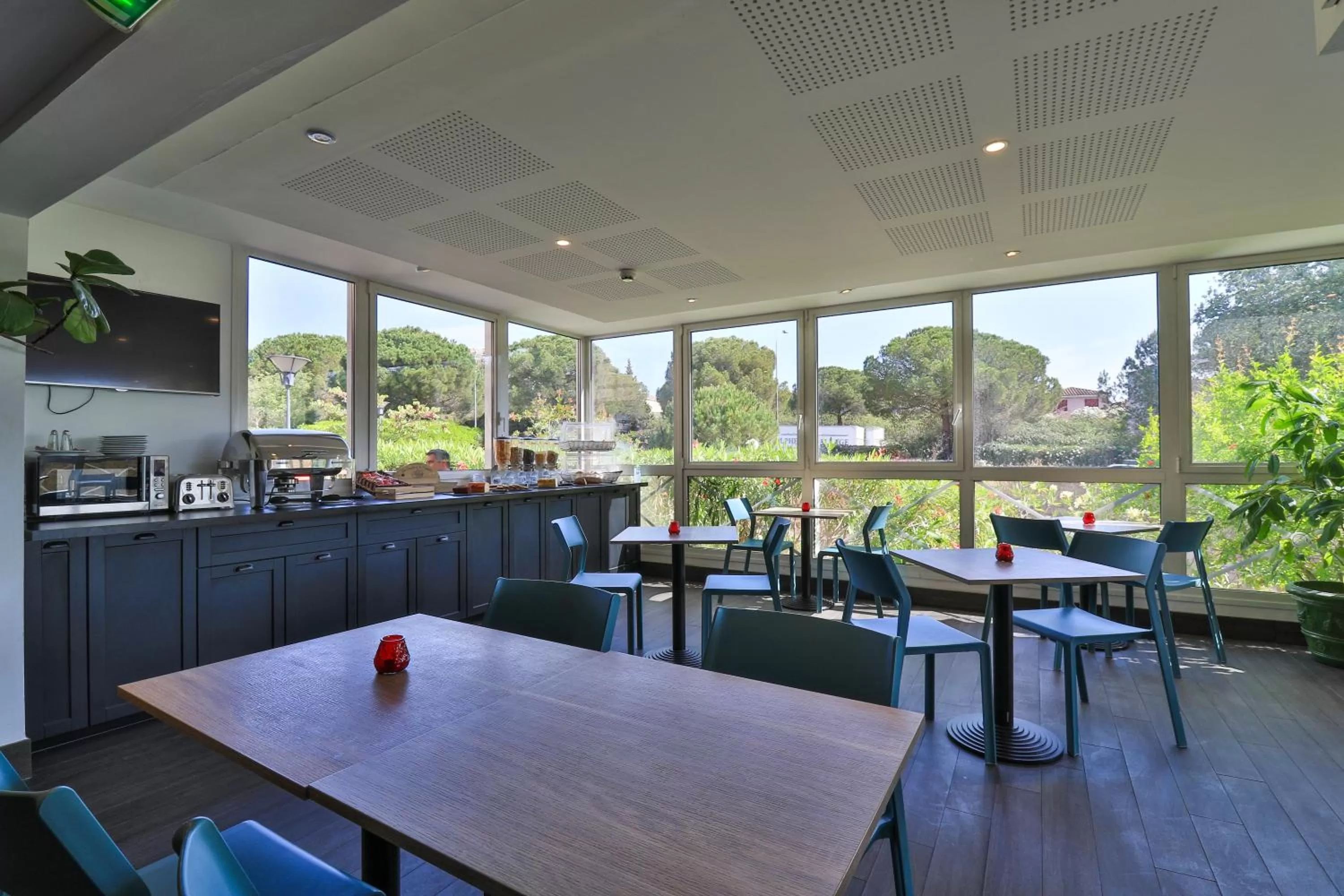 Restaurant/places to eat in Hôtel restaurant Kyriad Fréjus