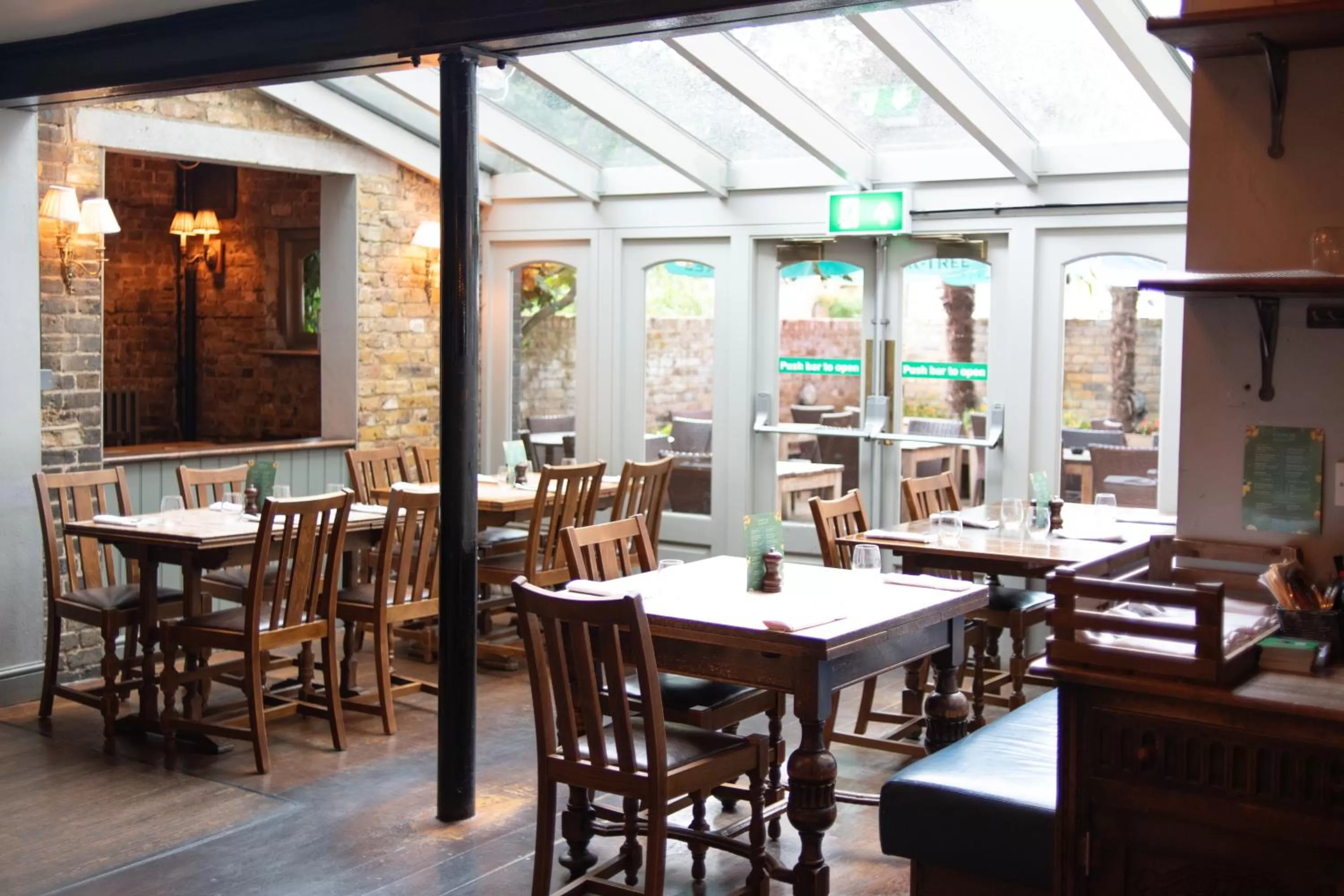 Restaurant/places to eat in Kew Gardens Hotel