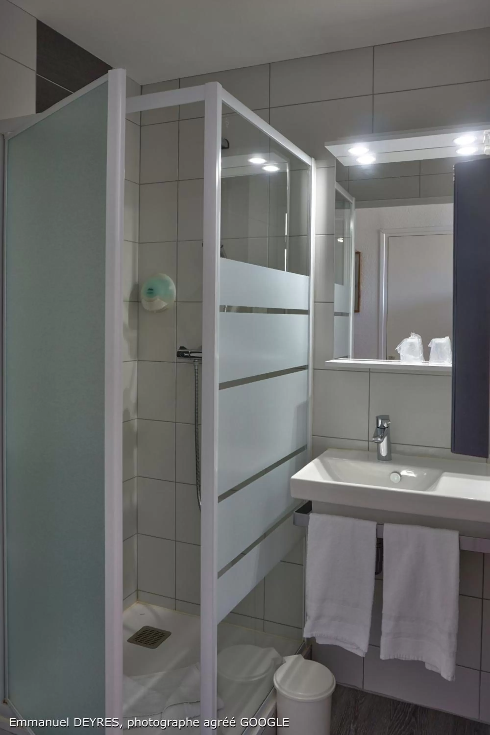 Bathroom in Hôtel de Bretagne