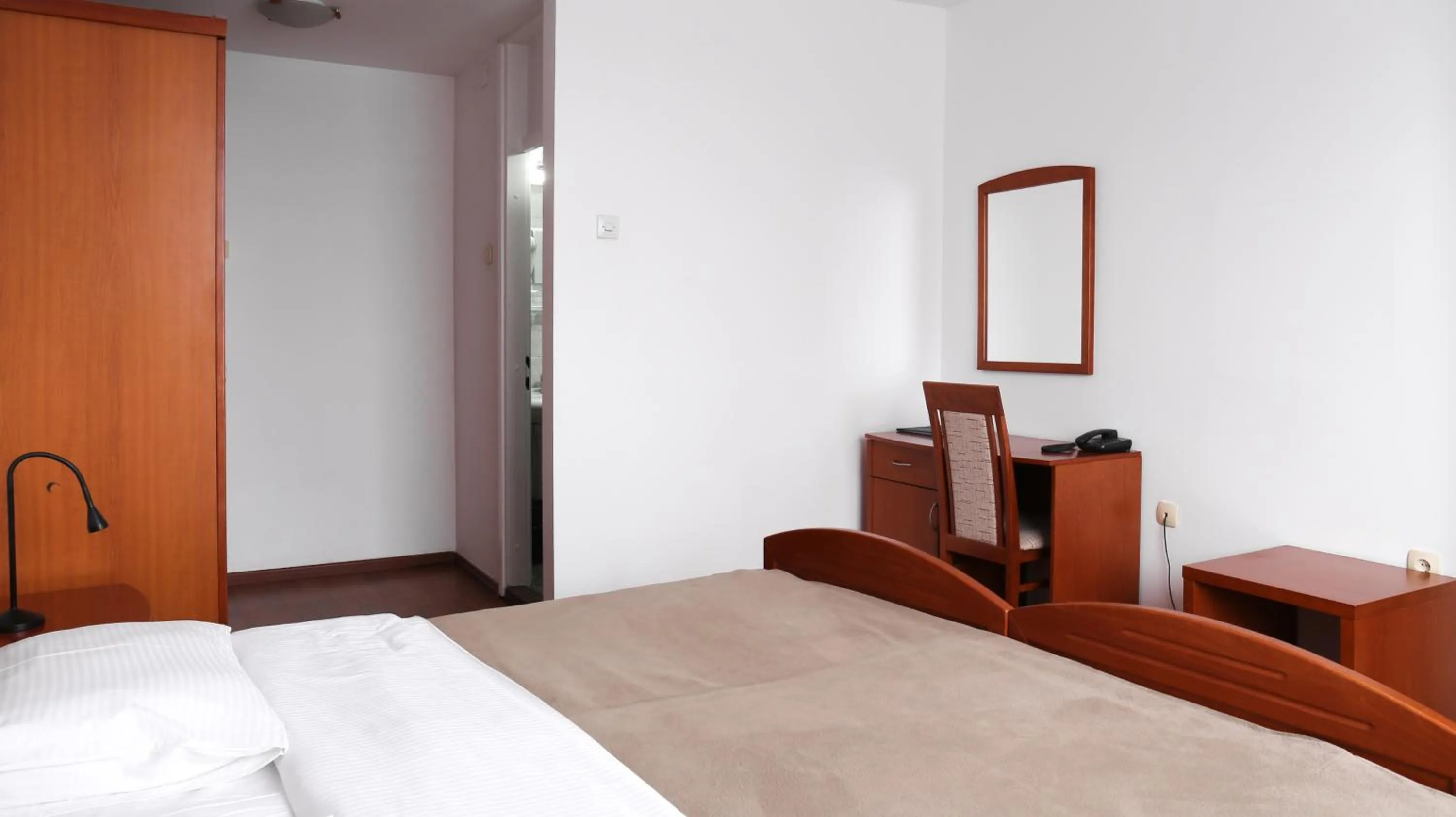 Bed in Hotel Srbija-FREE PARKING