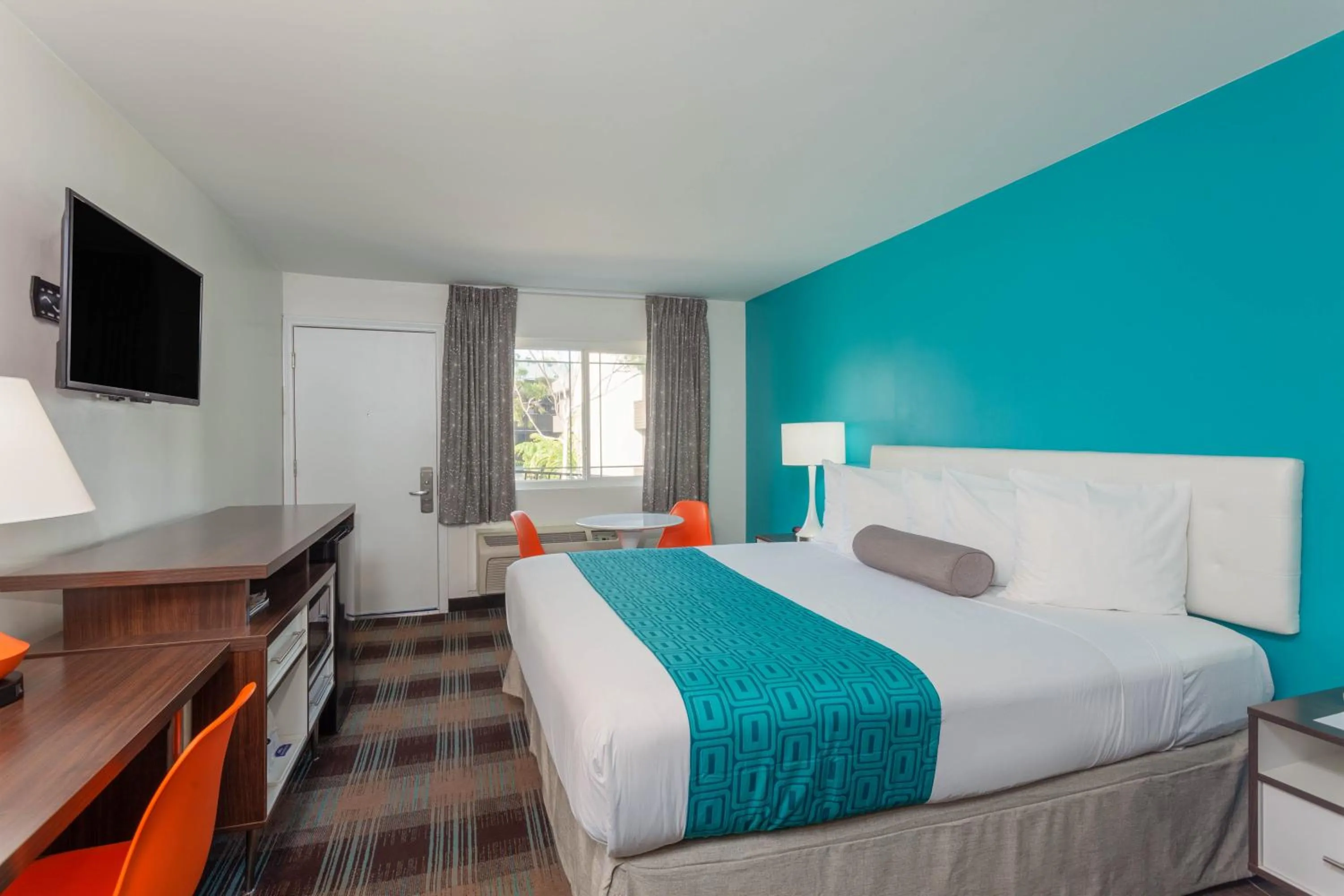 Bedroom, Bed in Howard Johnson by Wyndham San Diego Hotel Circle