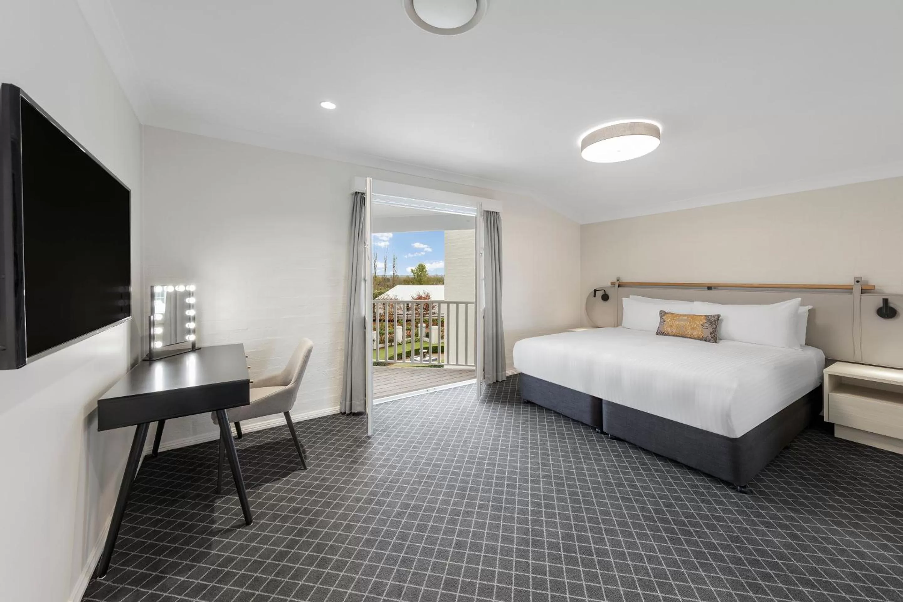 Photo of the whole room, Bed in Crowne Plaza Hawkesbury Valley by IHG