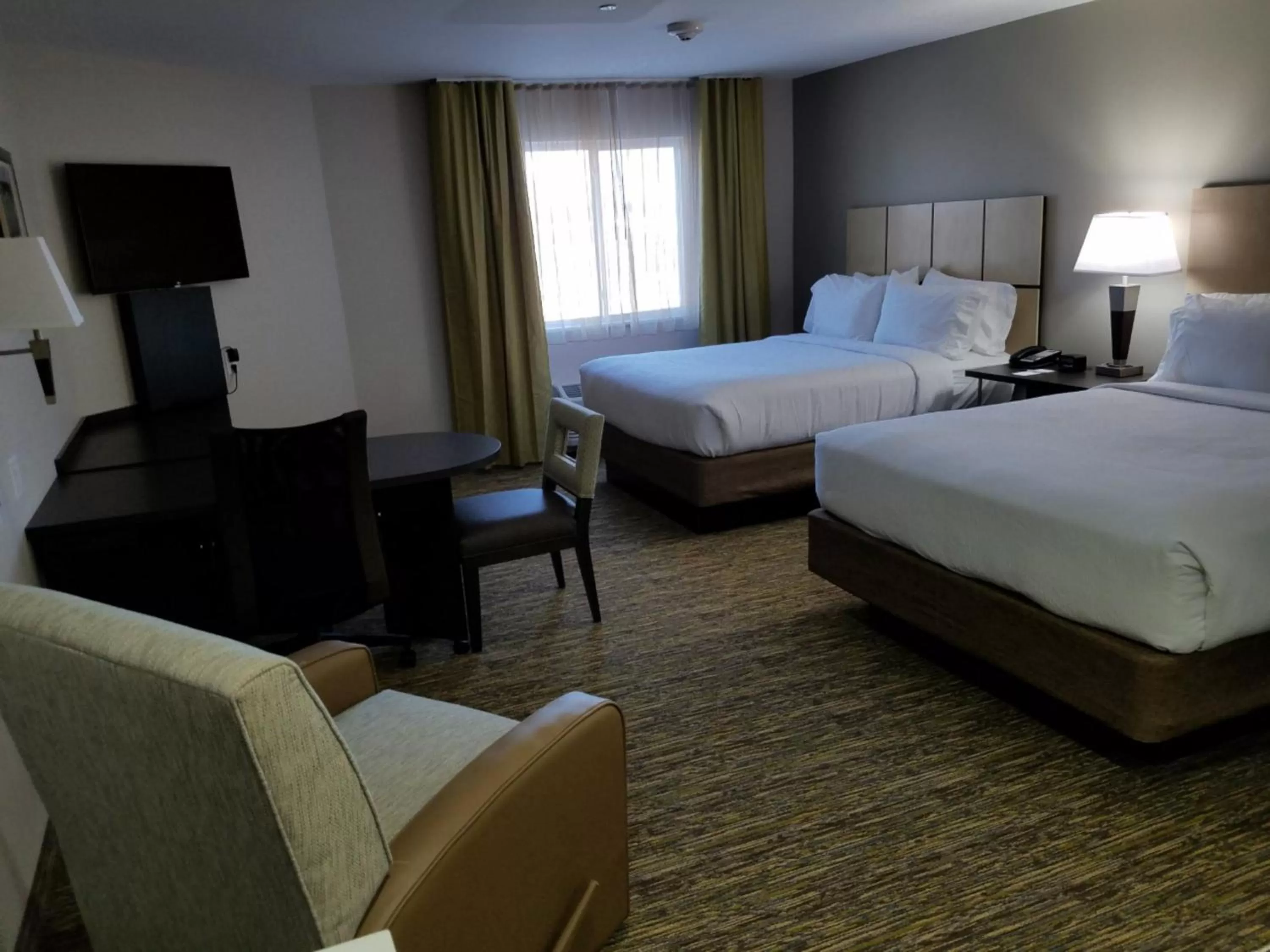 Photo of the whole room, Bed in Candlewood Suites Independence by IHG