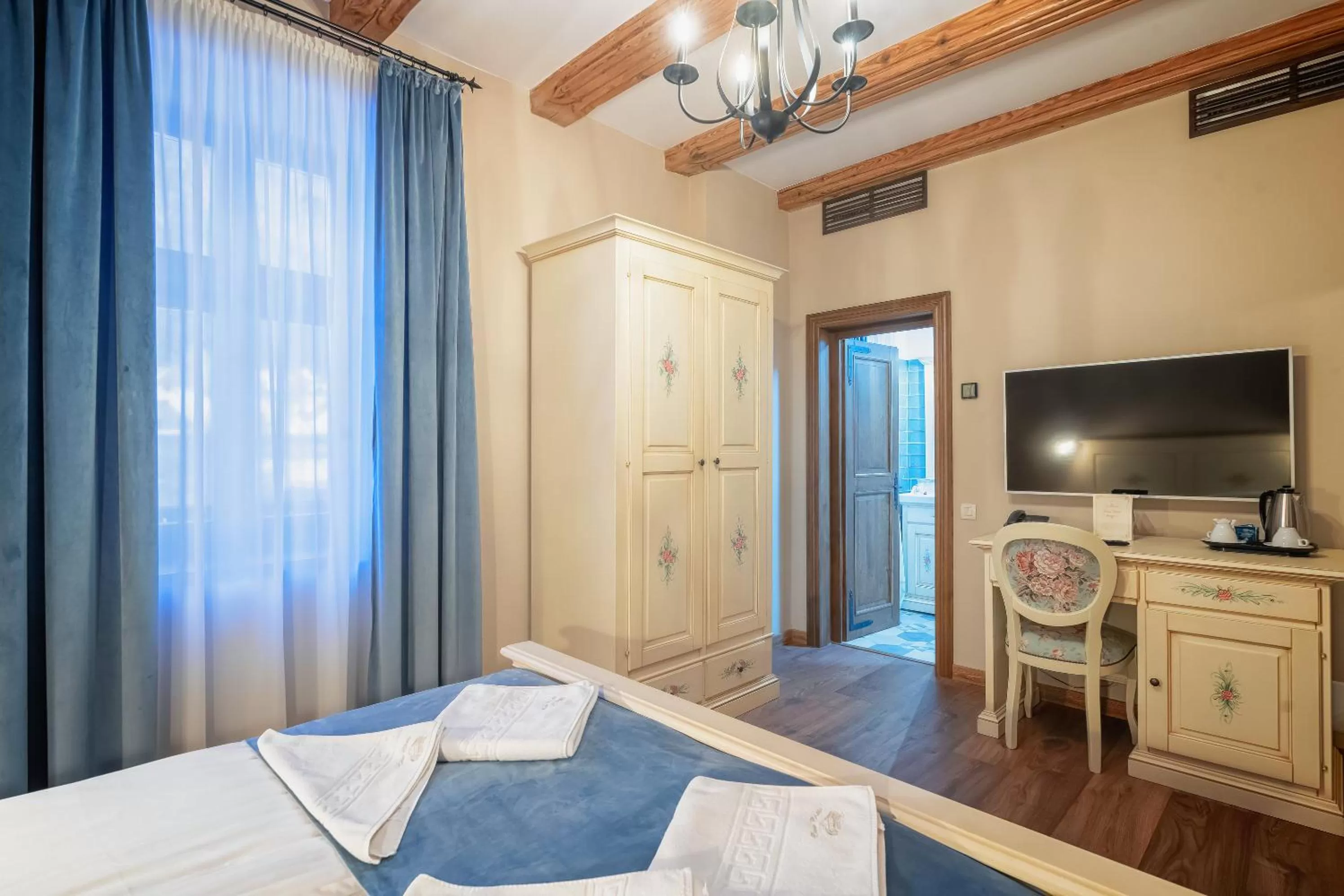 Bed in HOTEL BOUTIQUE CASA CHITIC -HOTEL AND RESTAURANT Str Johann Gott nr7