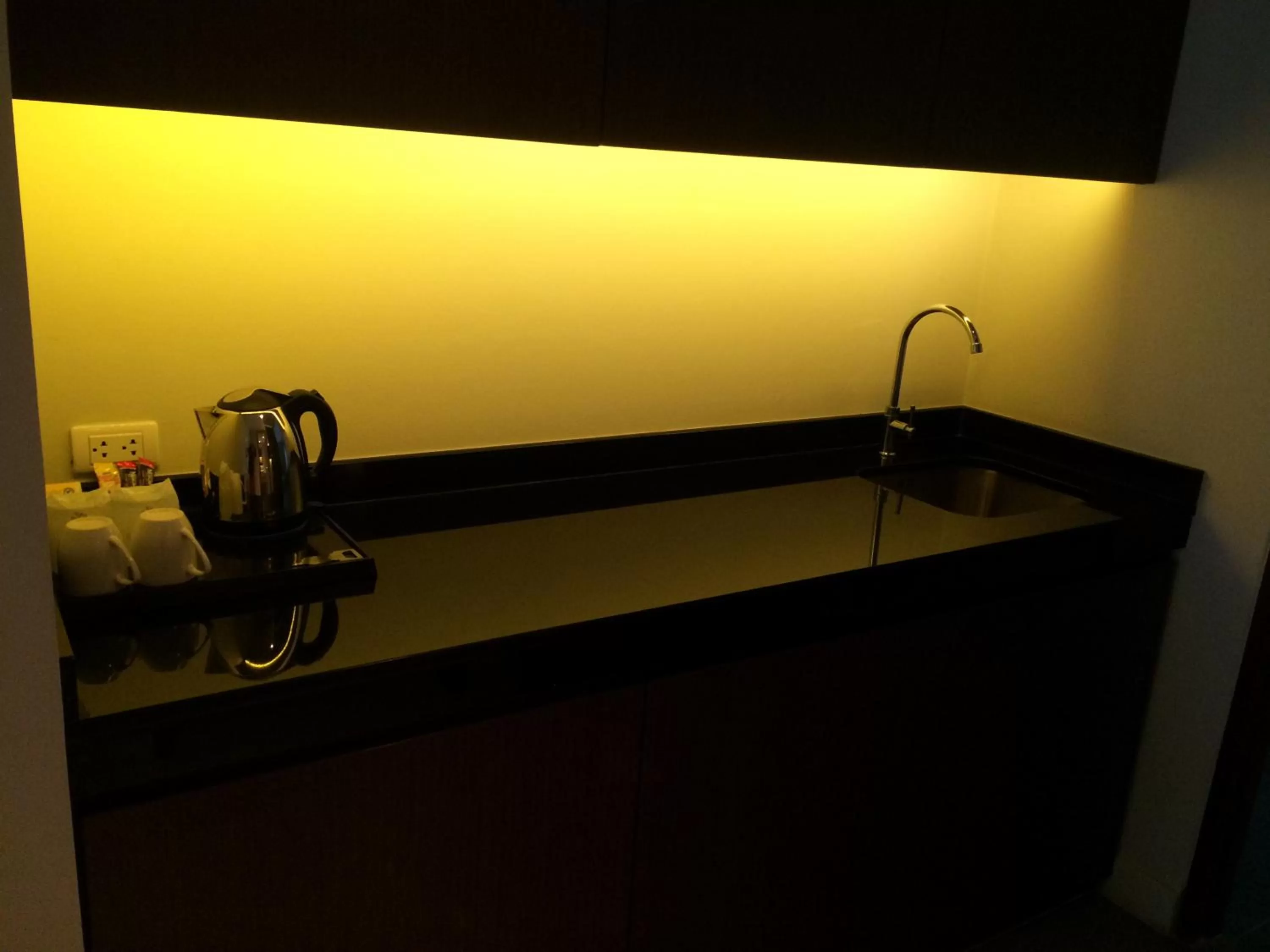 Coffee/tea facilities in Season Five Hotel