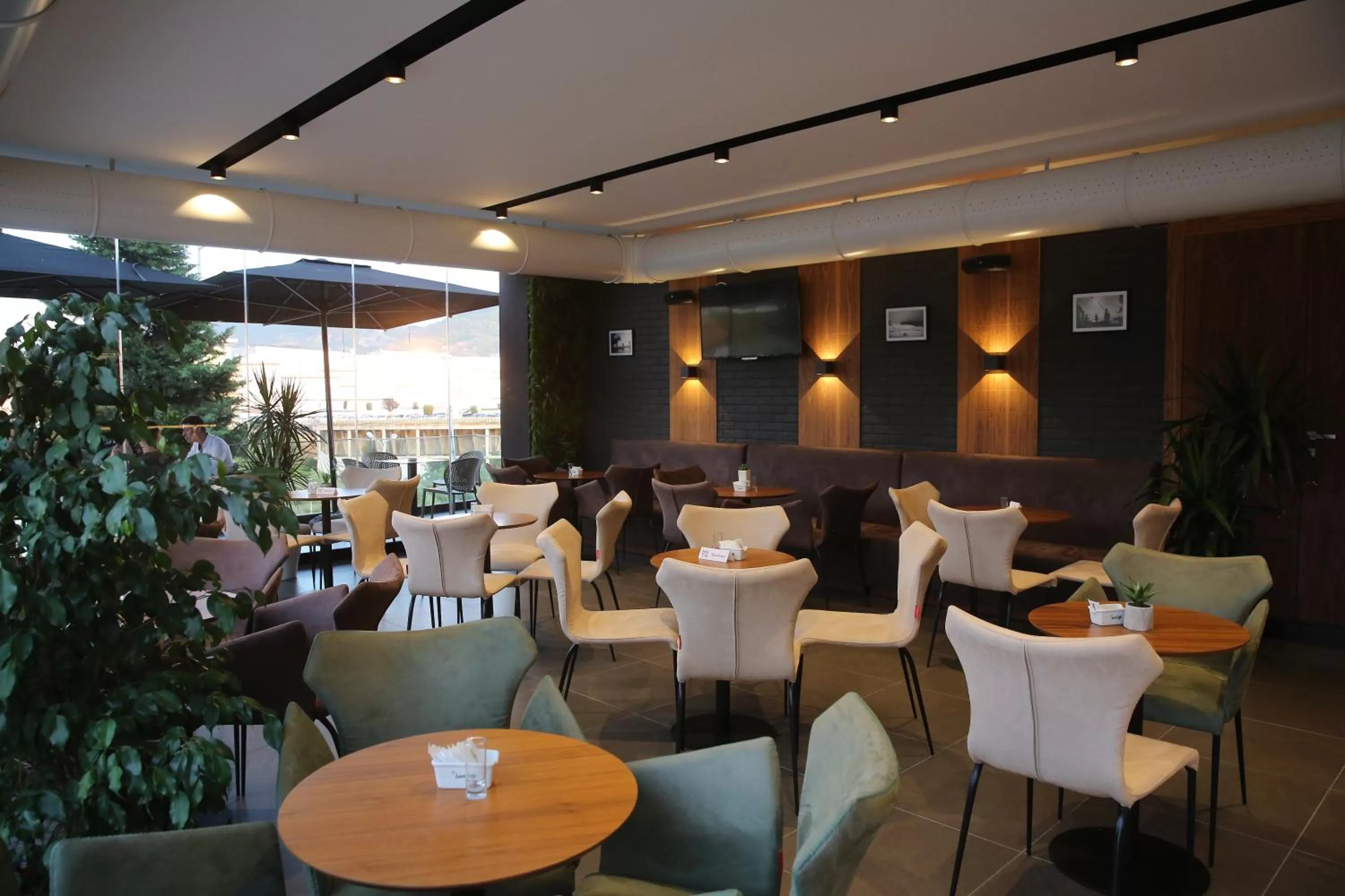 Restaurant/Places to Eat in Mai Tai Resort