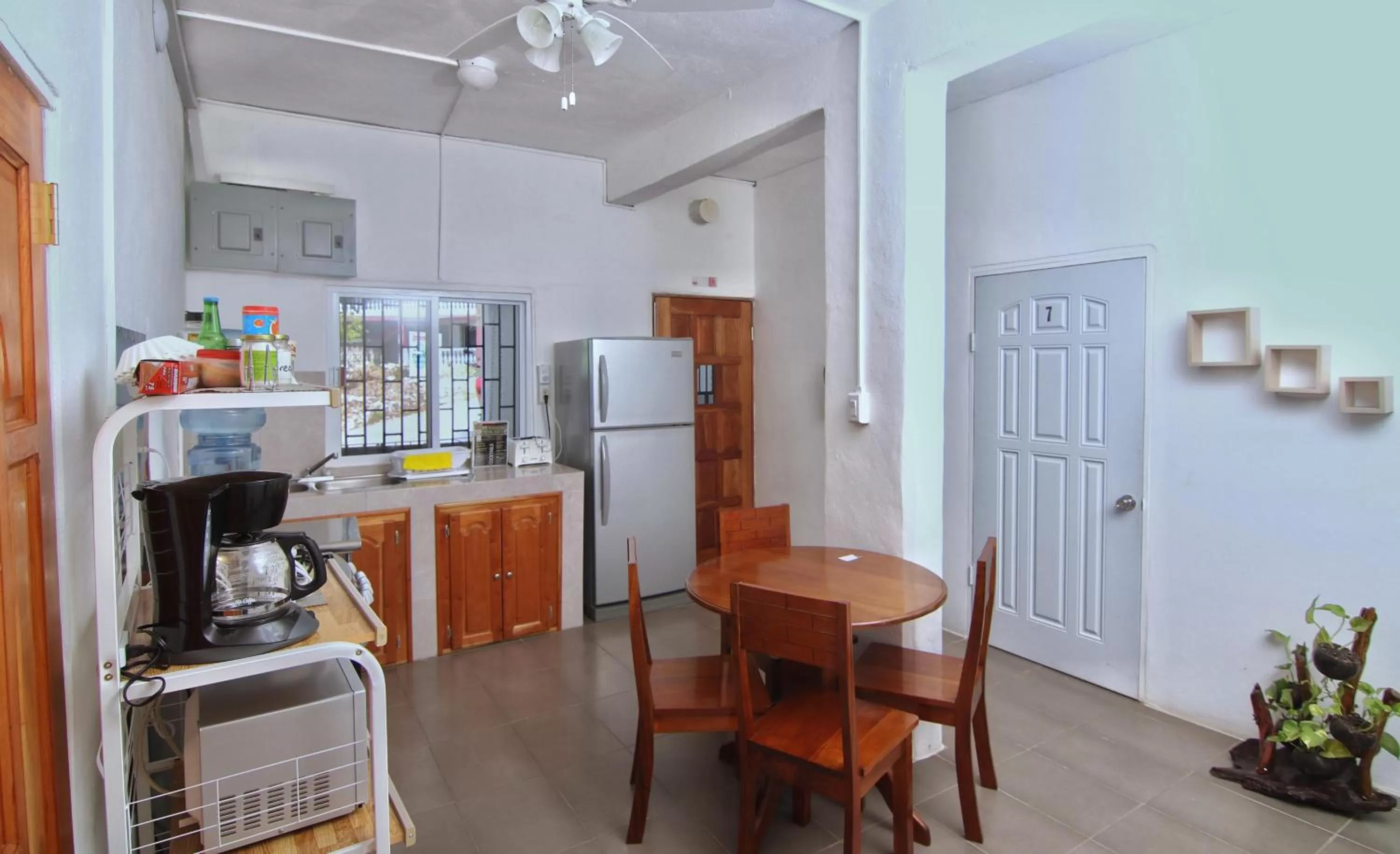 Communal kitchen, Kitchen/Kitchenette in Rainforest Haven Inn