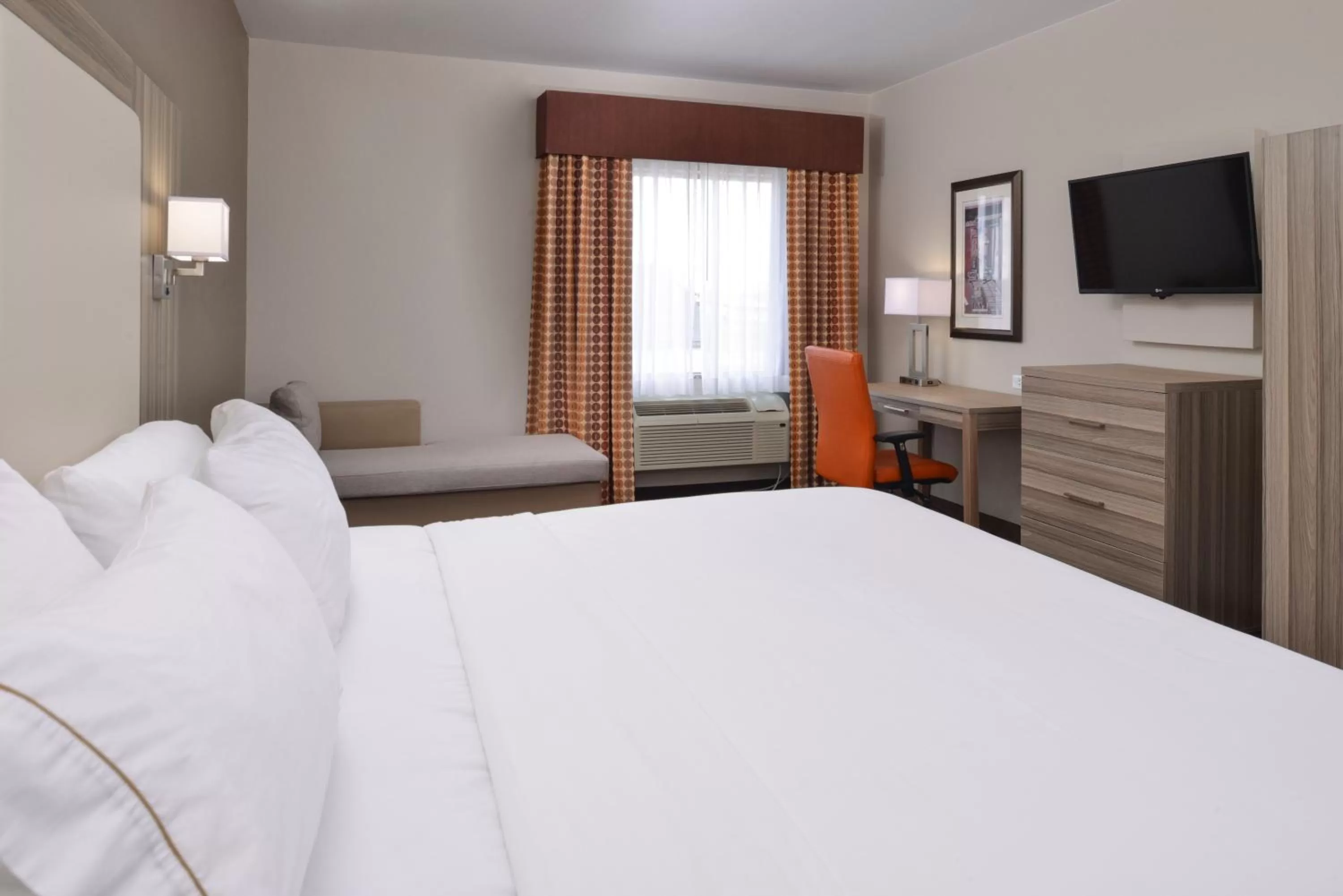 Photo of the whole room, Bed in Holiday Inn Express & Suites Williams by IHG