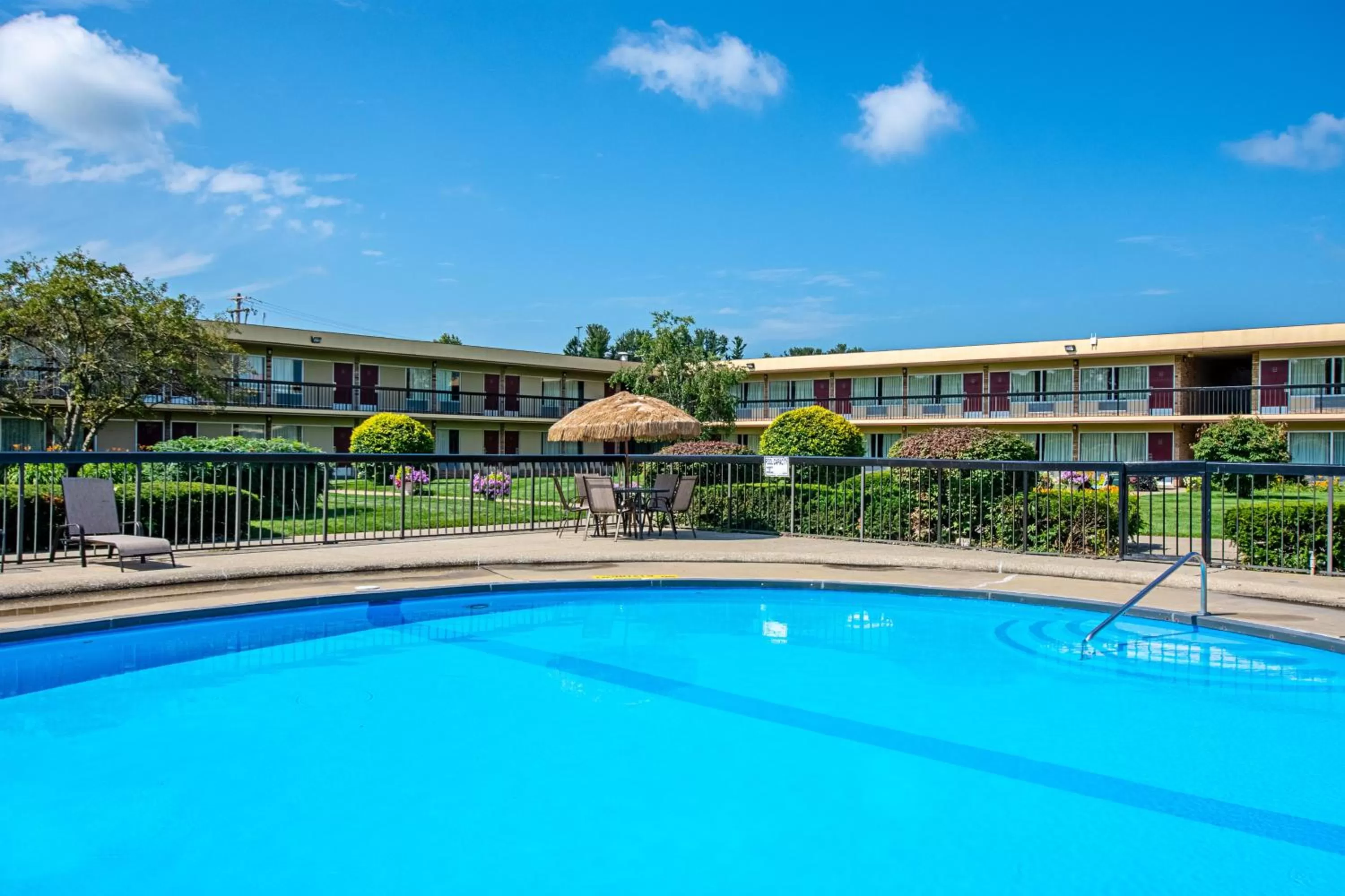 Swimming pool in Red Roof Inn Battle Creek