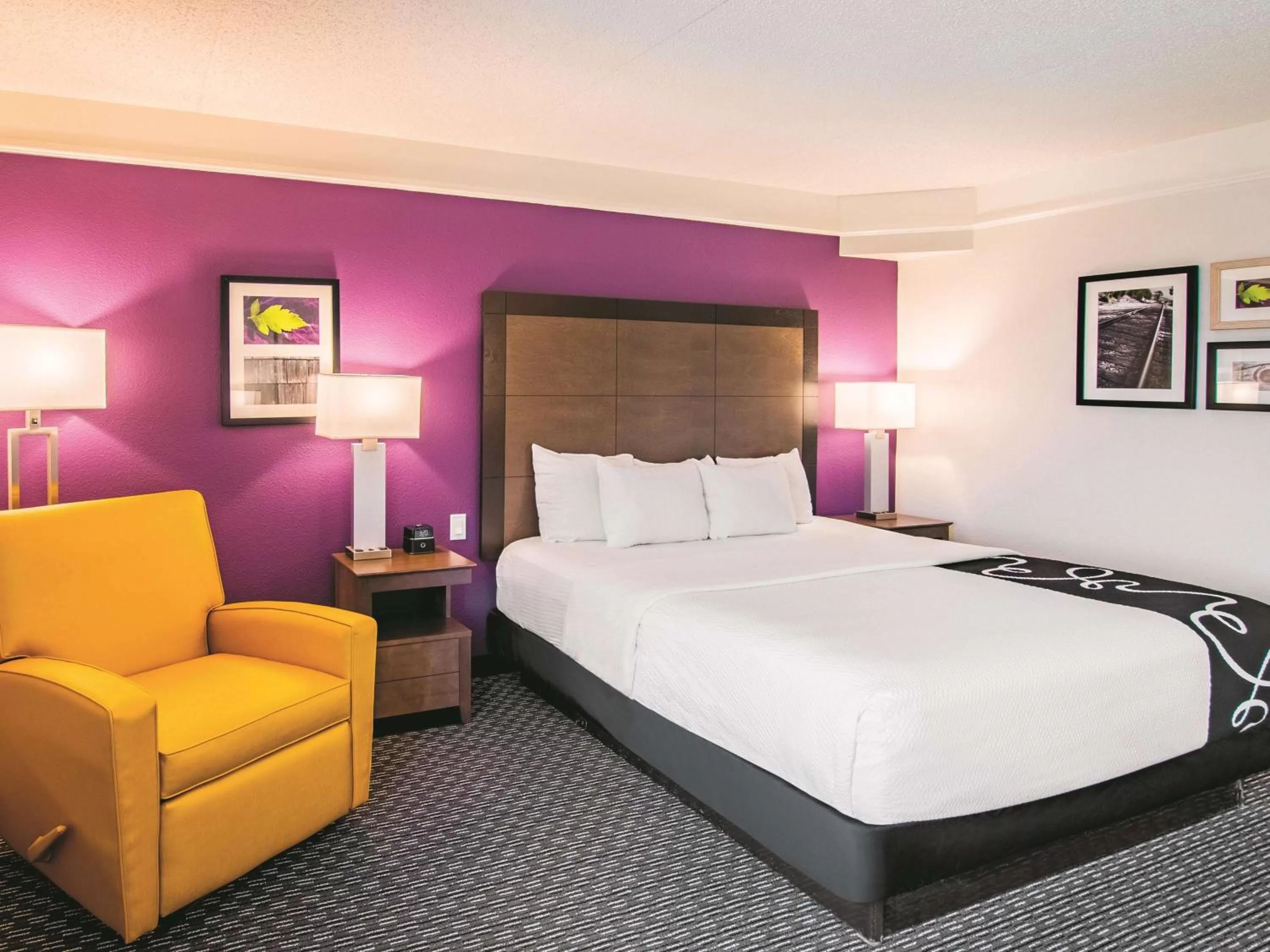 Photo of the whole room, Bed in La Quinta by Wyndham Fort Worth City View