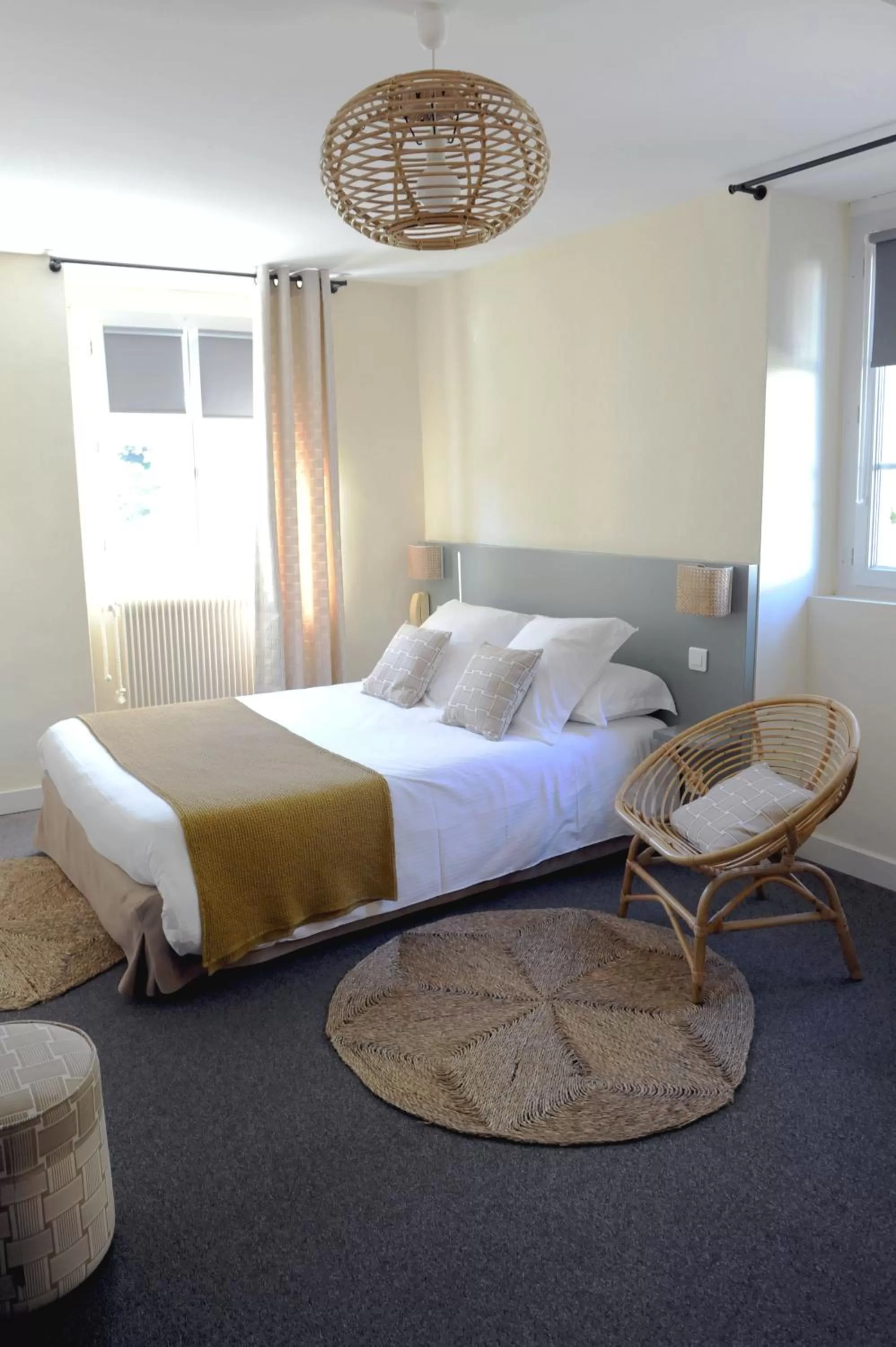 Bed in Logis Hôtel du Chêne