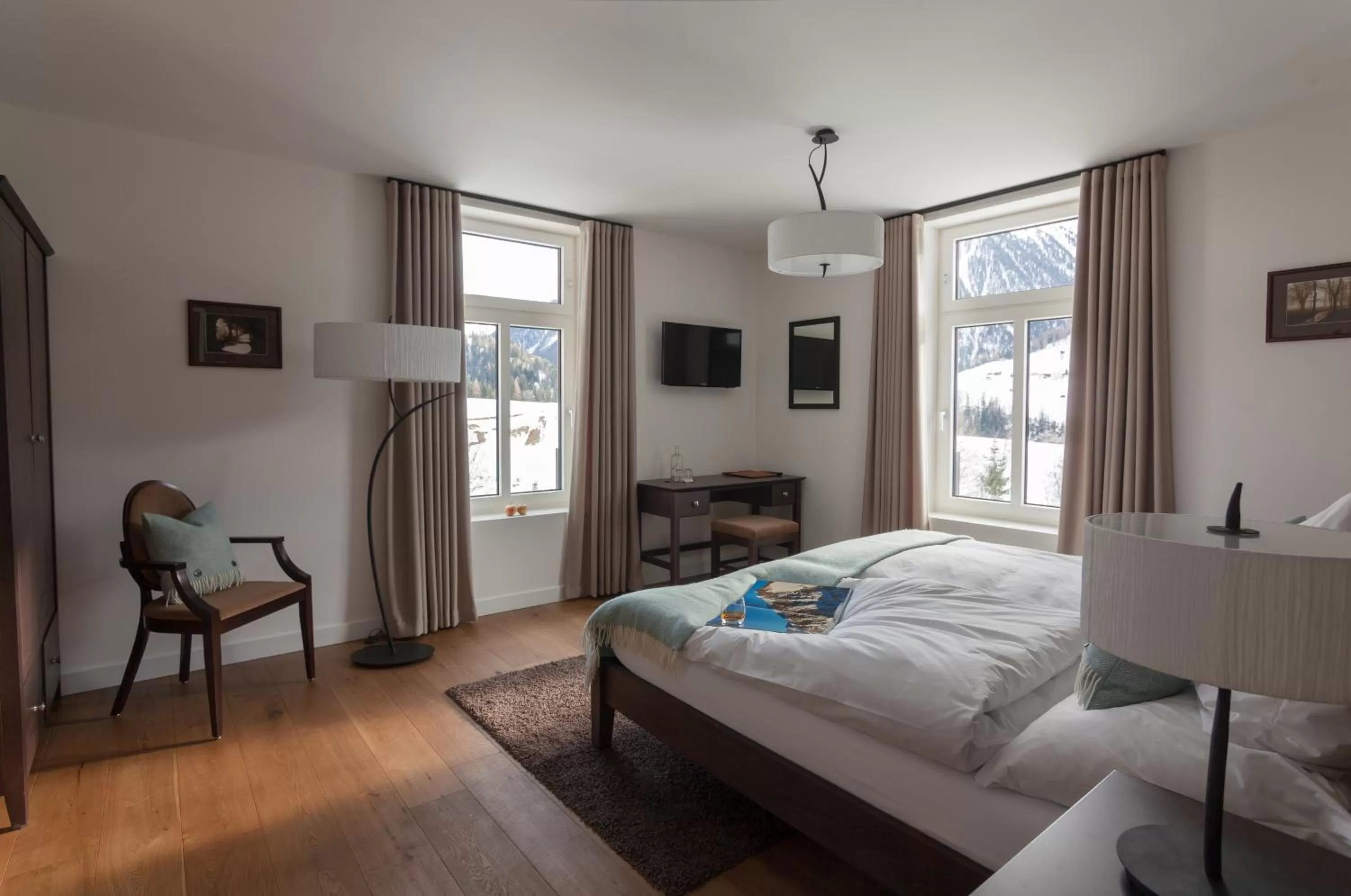 Bed in Boutique-Hotel Garni Bellevue Davos Wiesen