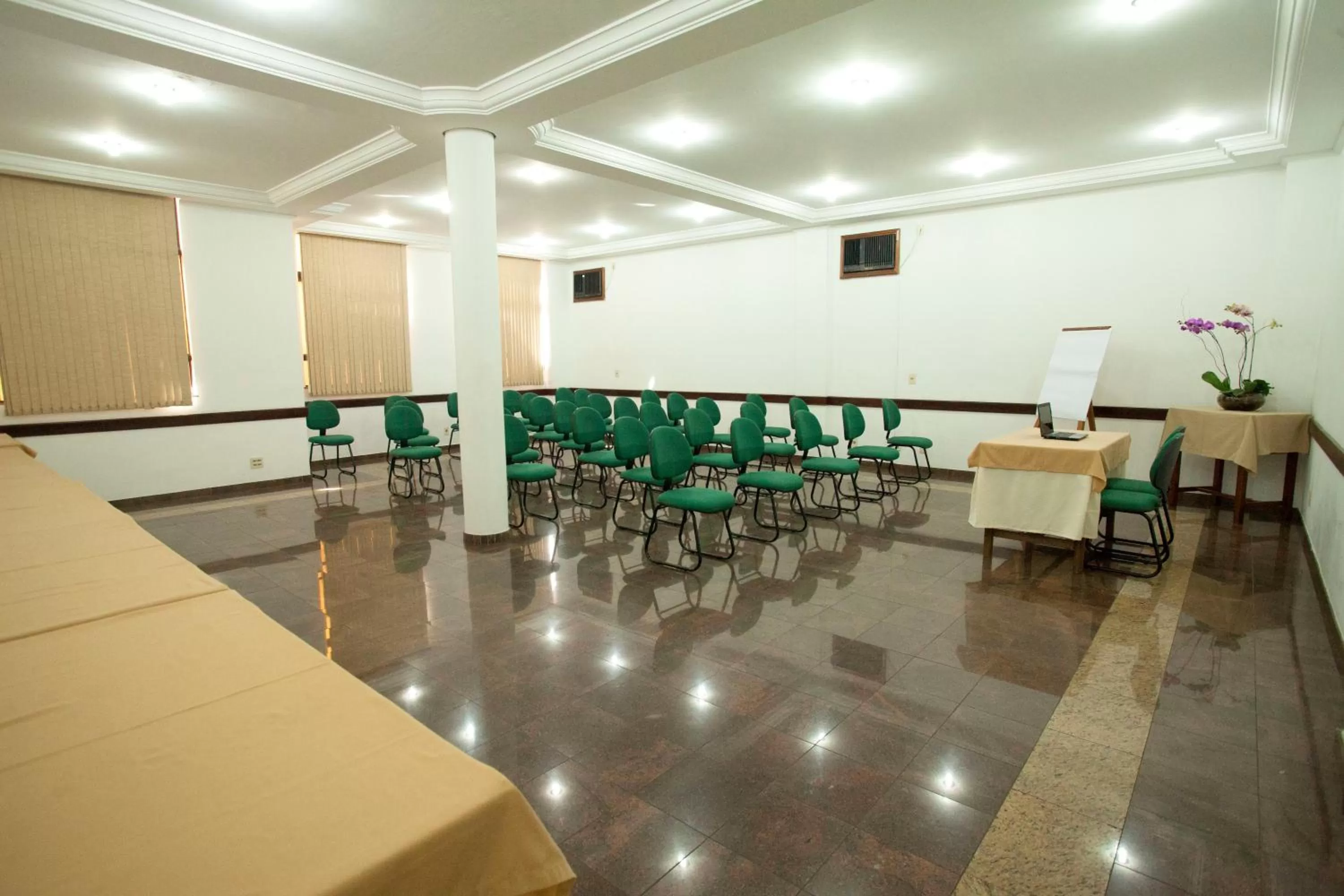 Meeting/conference room, Business Area/Conference Room in Indaiá Hotel Residence