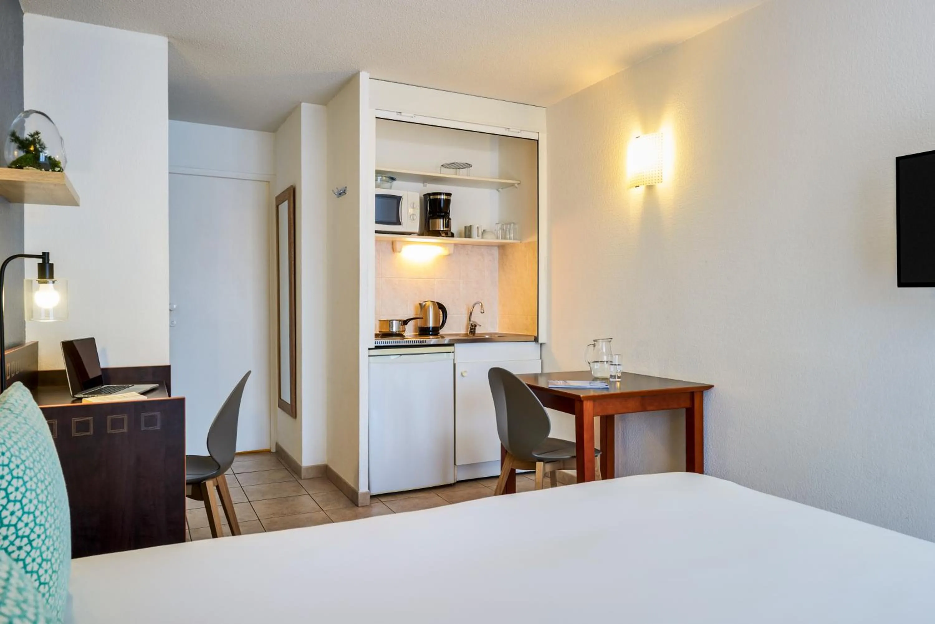 Kitchen or kitchenette, Bed in Aparthotel Adagio Access Nice Garibaldi