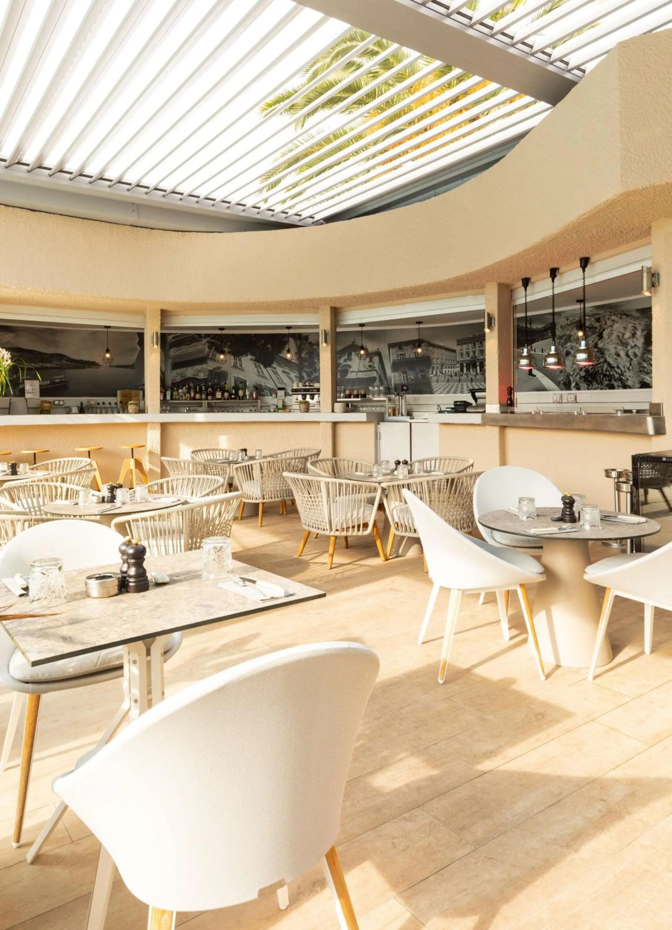 Restaurant/places to eat in Radisson Hotel Nice Airport