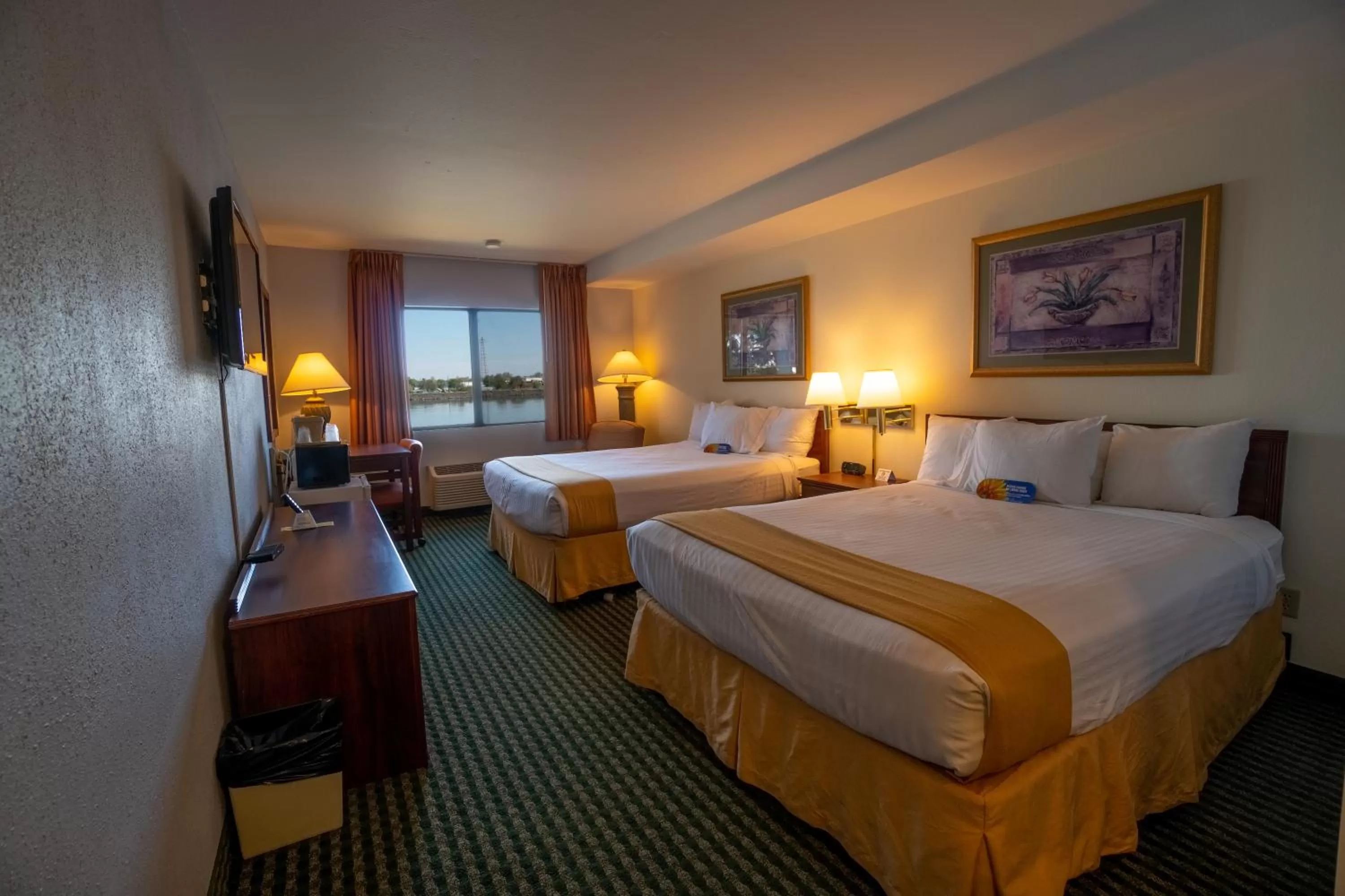 Bed in Clover Island Inn