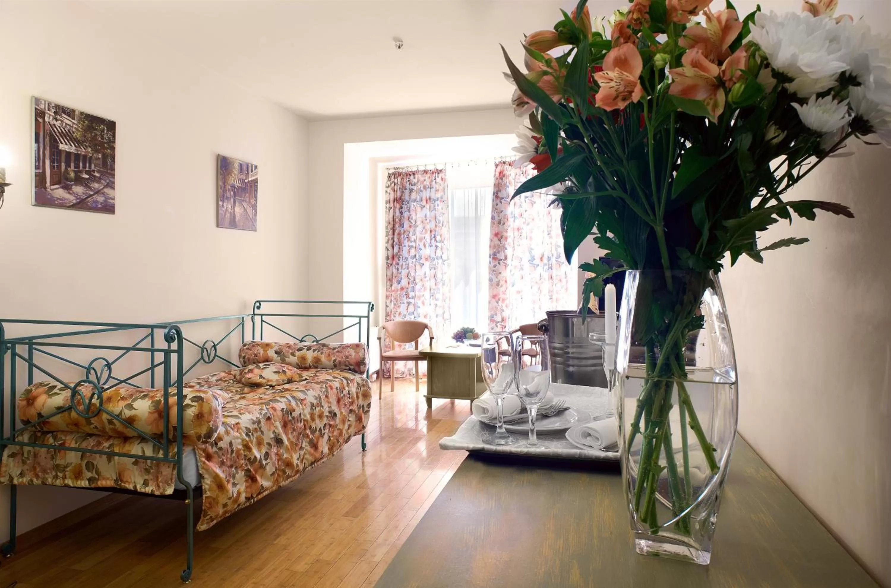 Photo of the whole room in Oscar