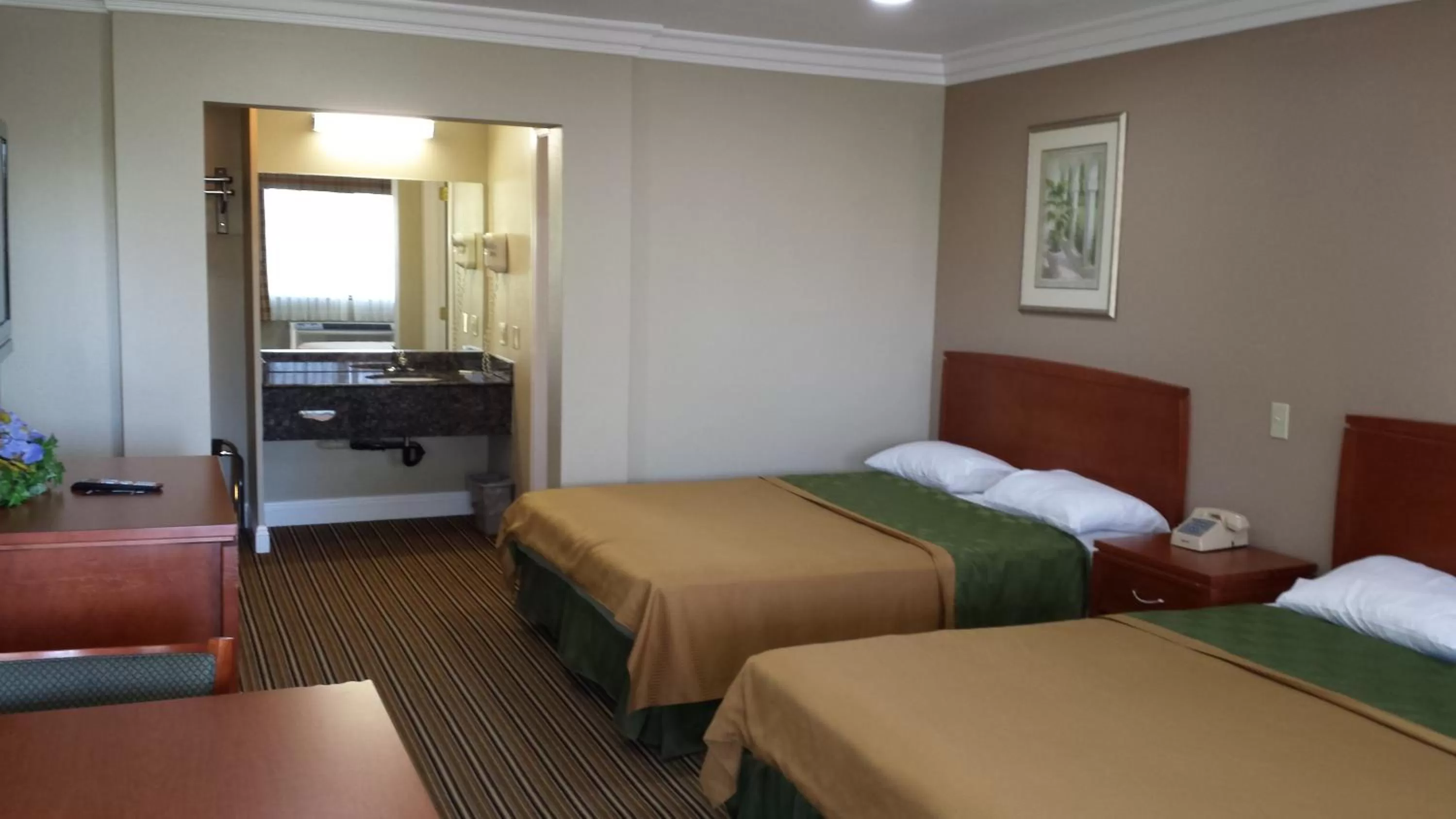 Photo of the whole room, Bed in Regency Hotel - Moreno Valley