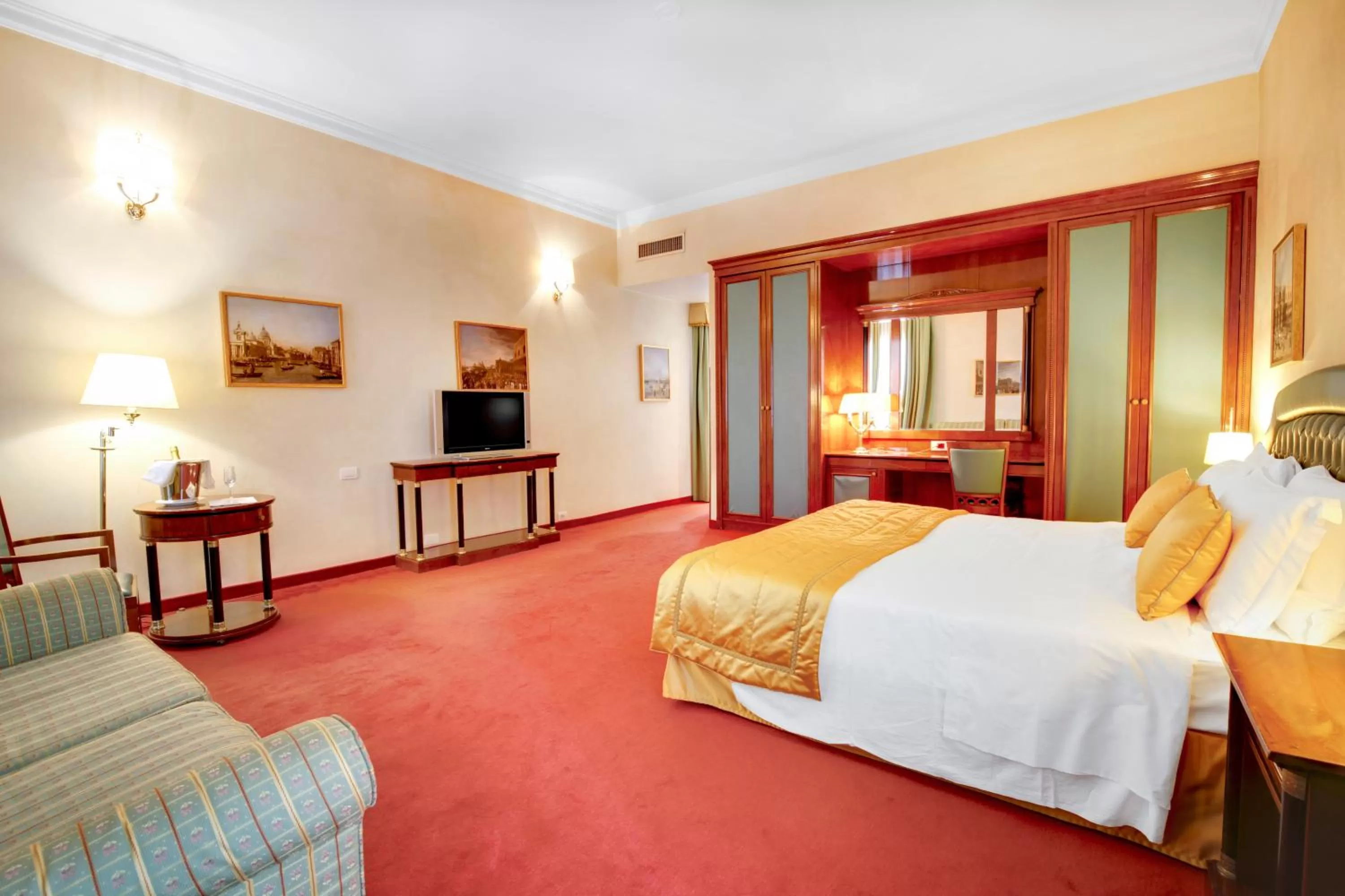 Photo of the whole room, Bed in Hotel Donà Palace