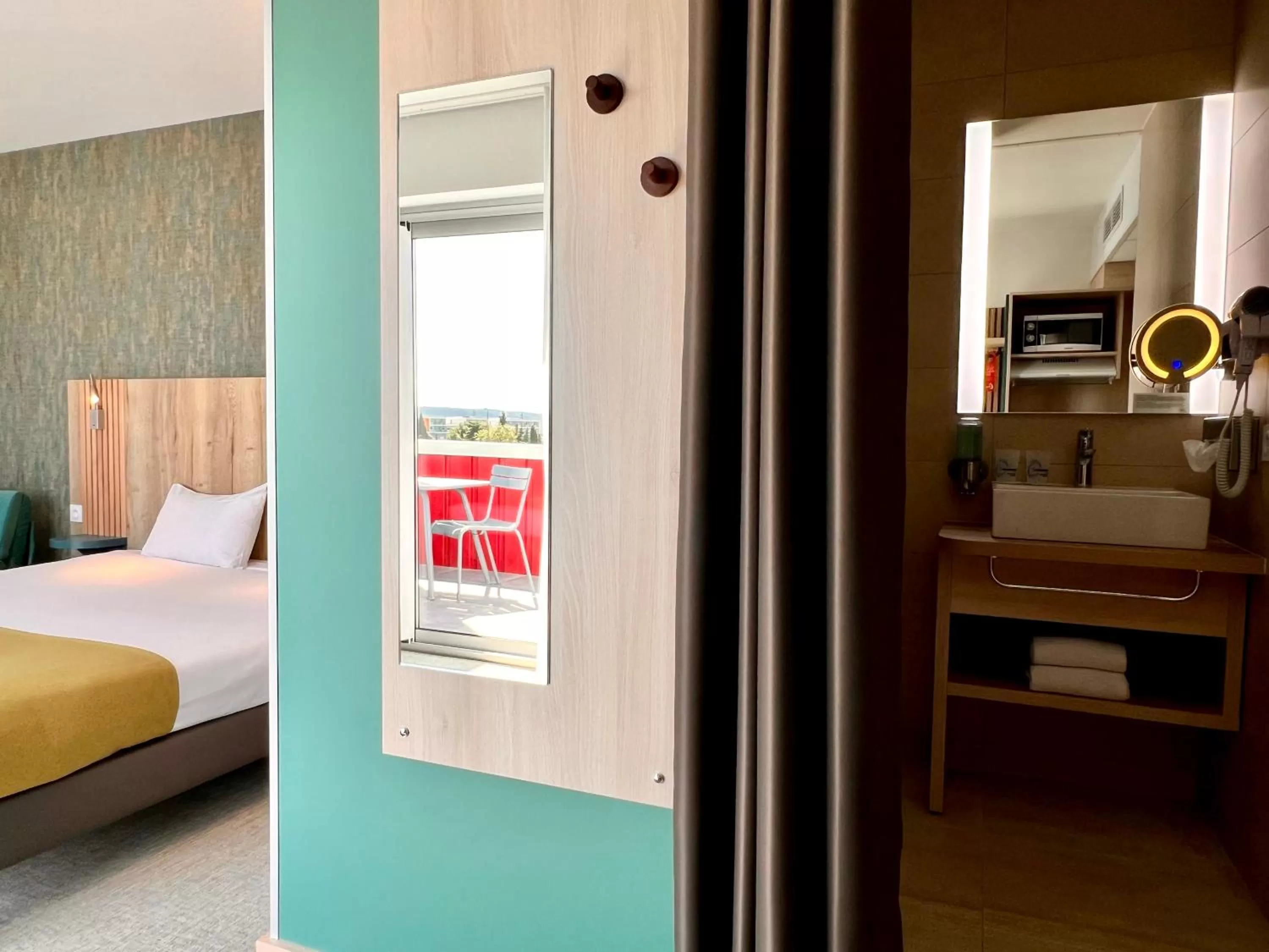 Shower, Bed in The Originals City, Hôtel Le Puech, Narbonne