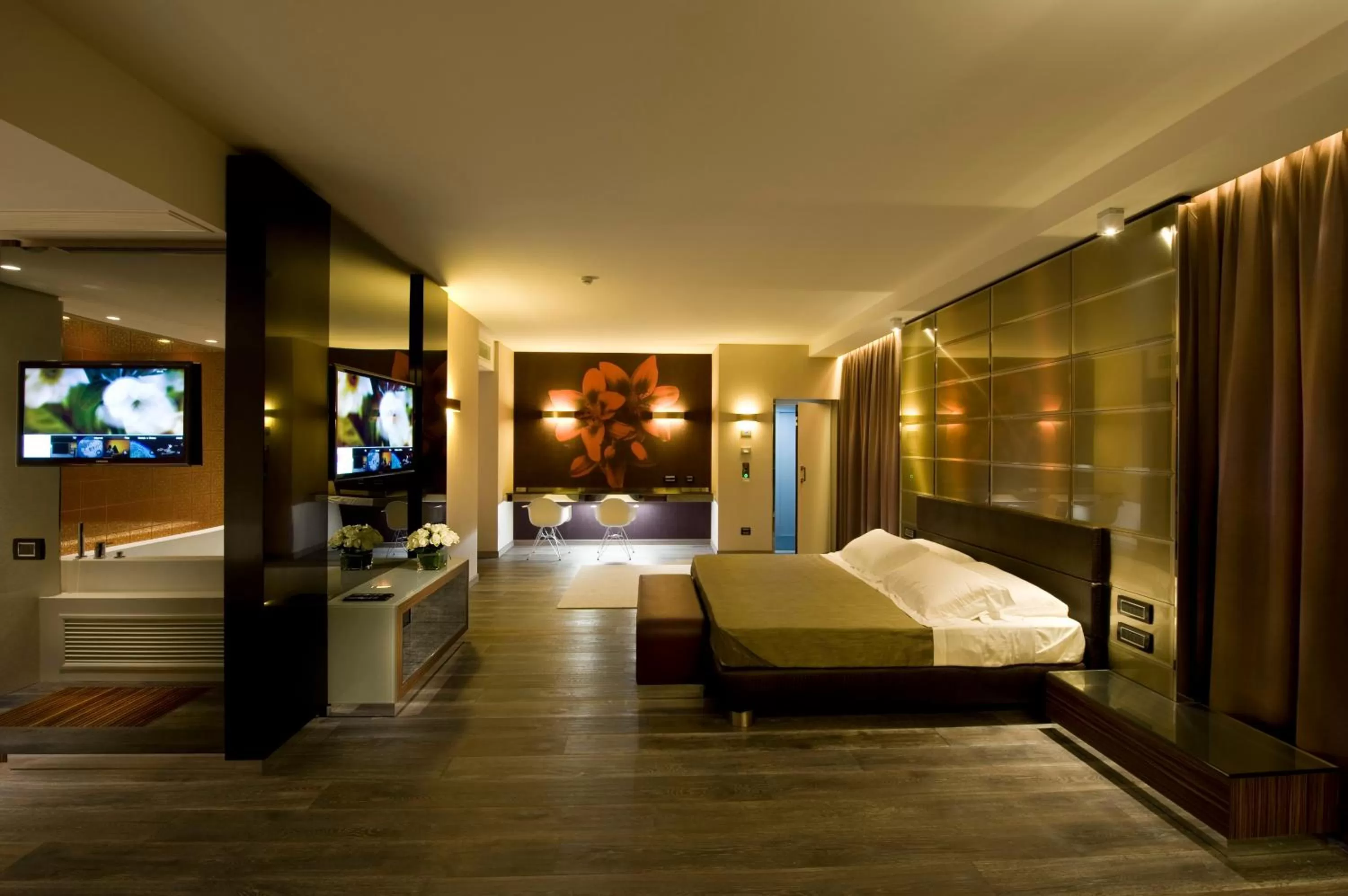 Photo of the whole room, Bed in Viola Mhotel