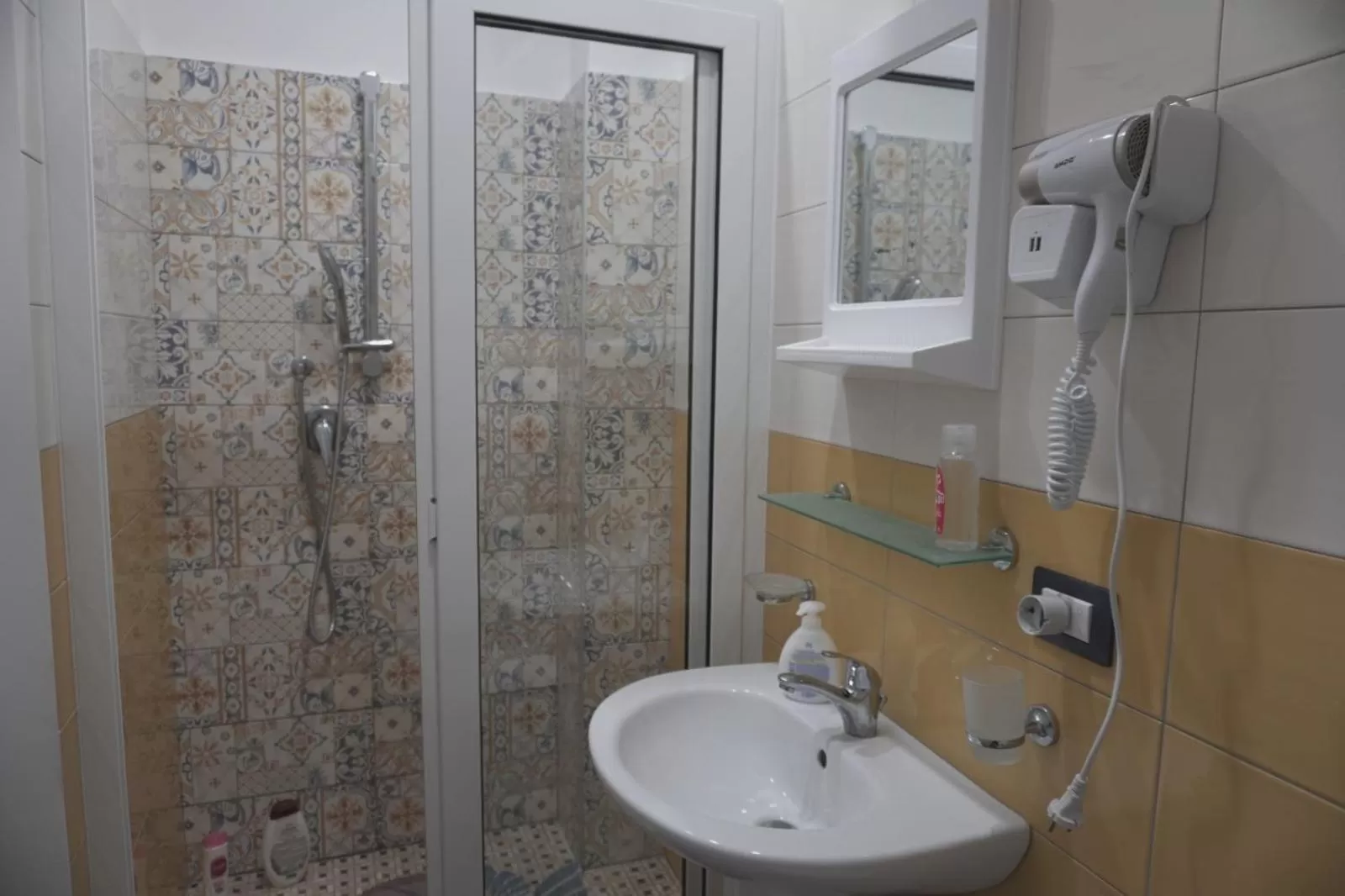 Shower in B&B porta Garibaldi