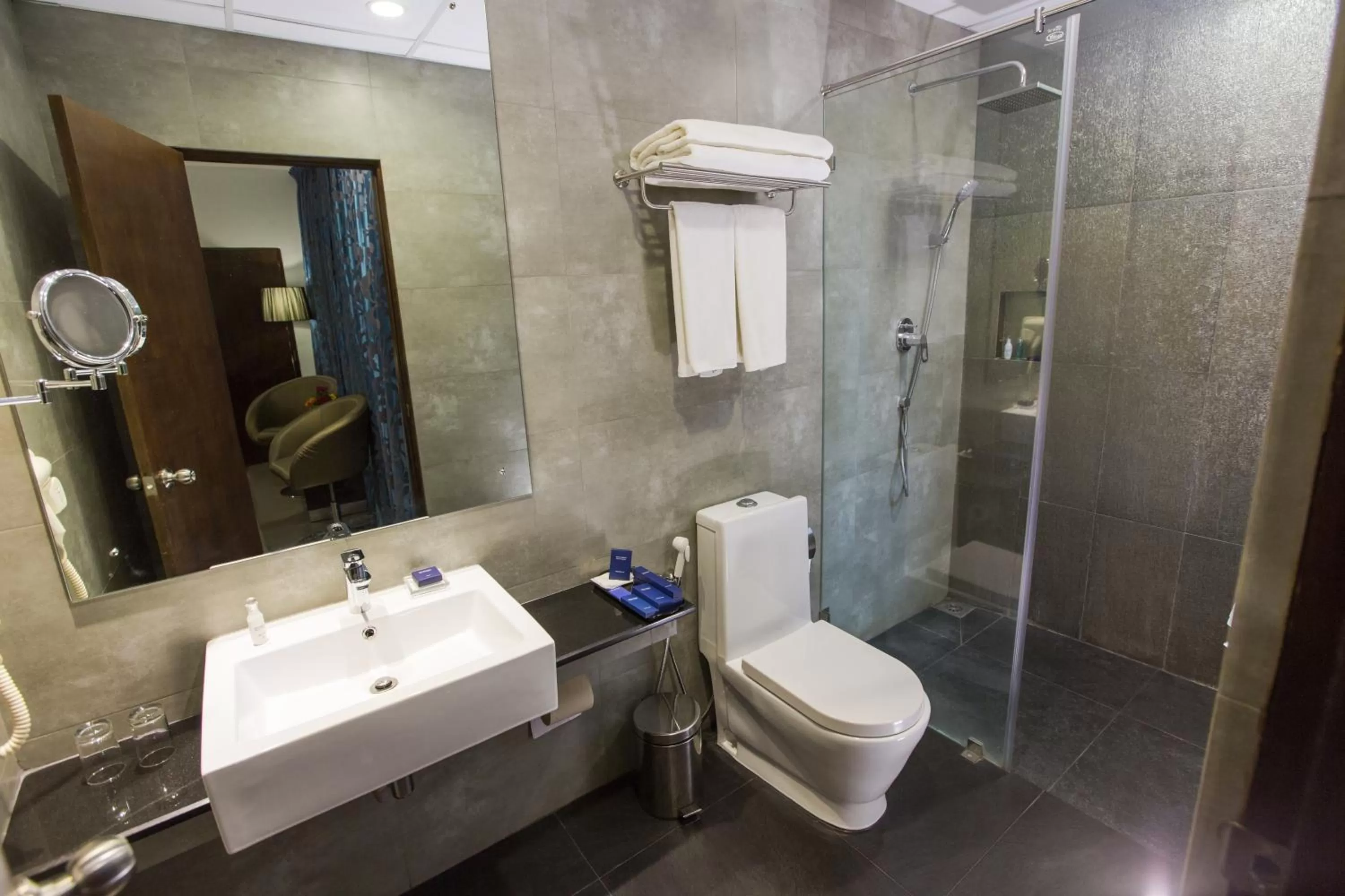 Shower in Best Western Elyon Colombo