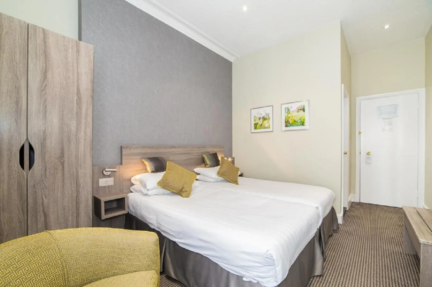 Bedroom, Bed in Phoenix Hotel