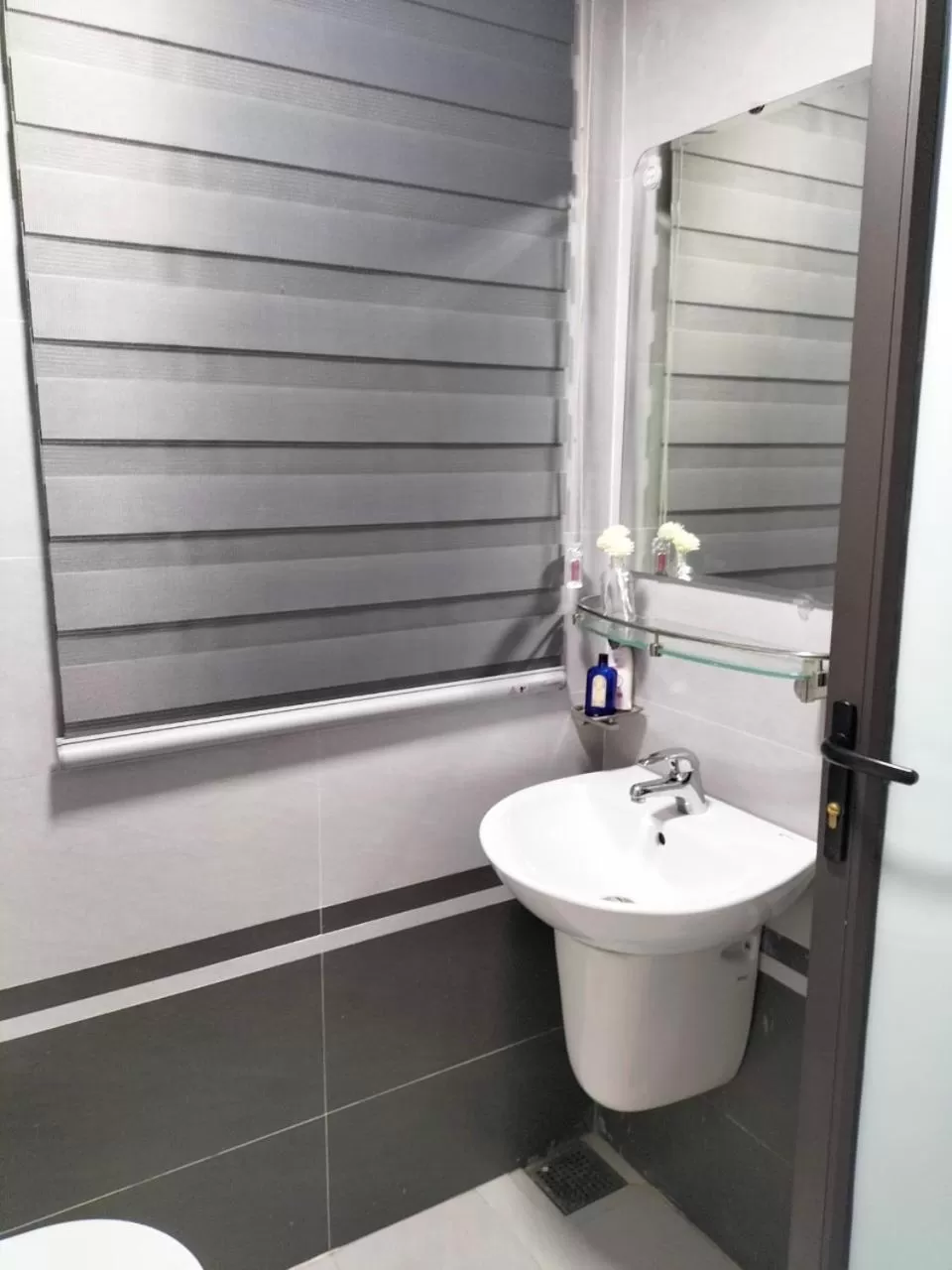 Shower, Bathroom in The Flamboyant #StayWork Vinhomes Marina