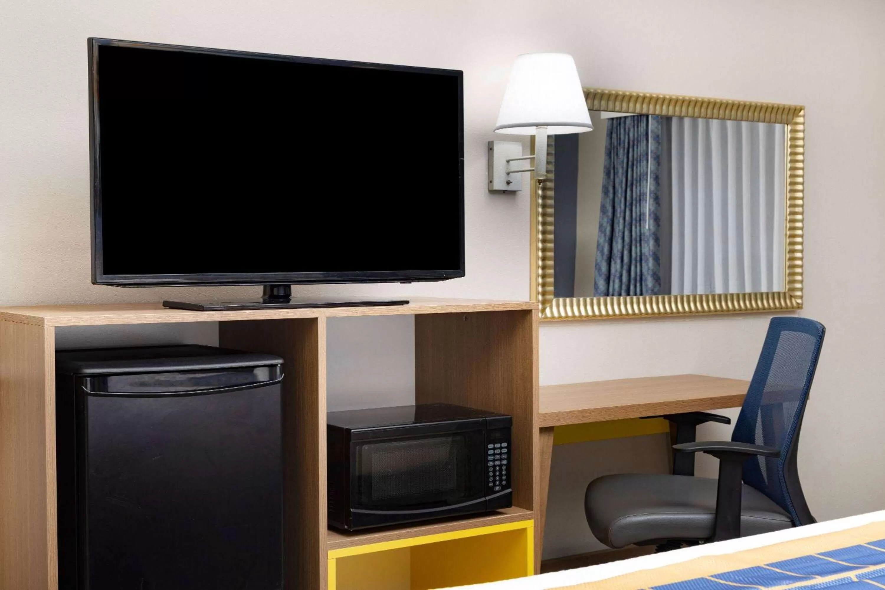 Photo of the whole room in Days Inn & Suites by Wyndham Savannah Midtown