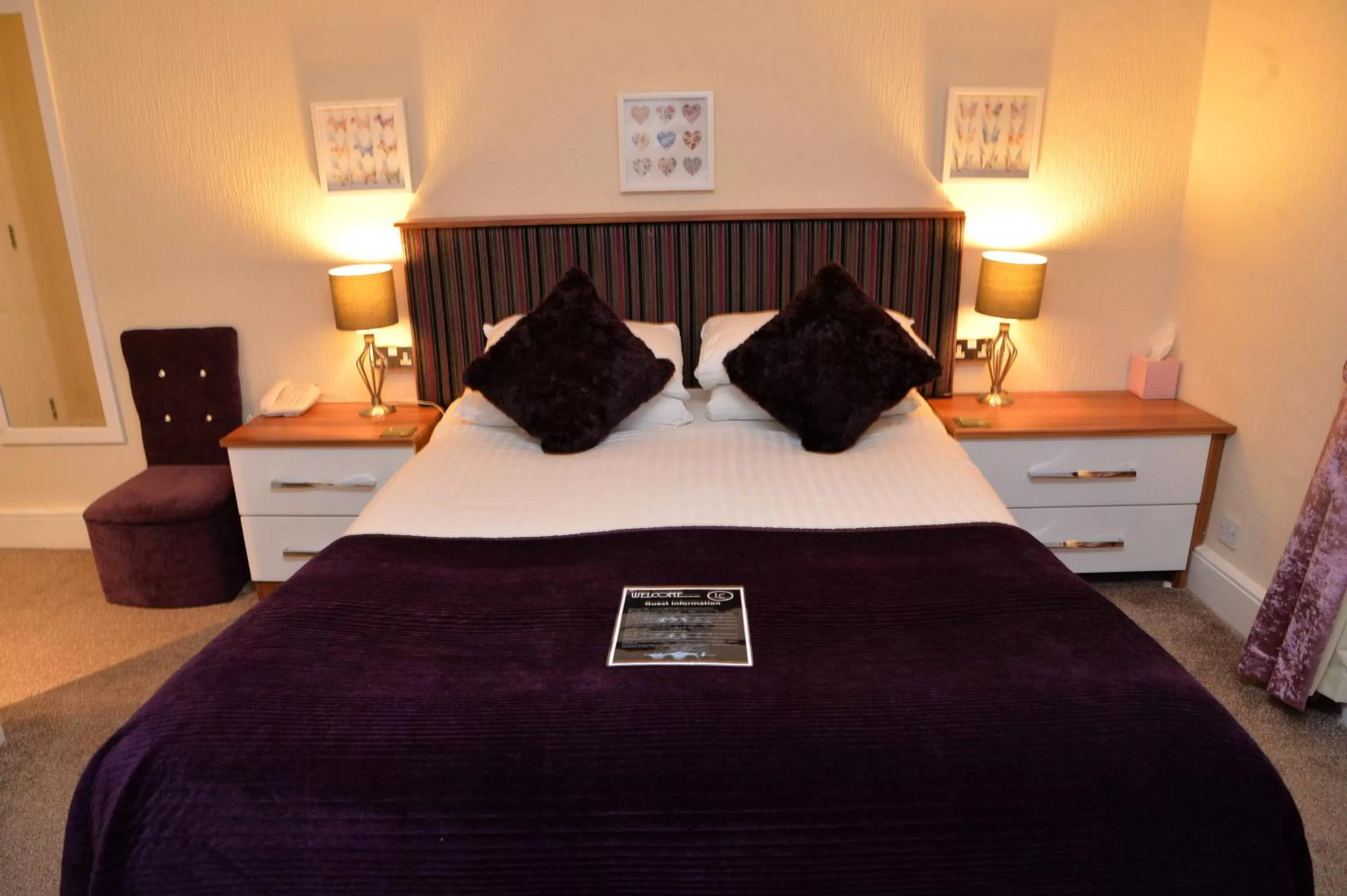 Bed in Lauriston & Lawton Court Hotel