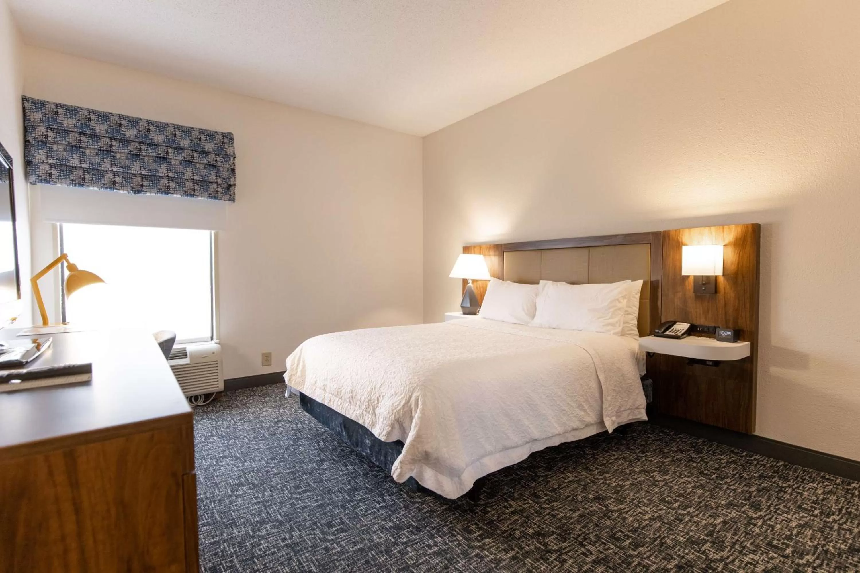 Bed in Hampton Inn by Hilton of Kuttawa Eddyville