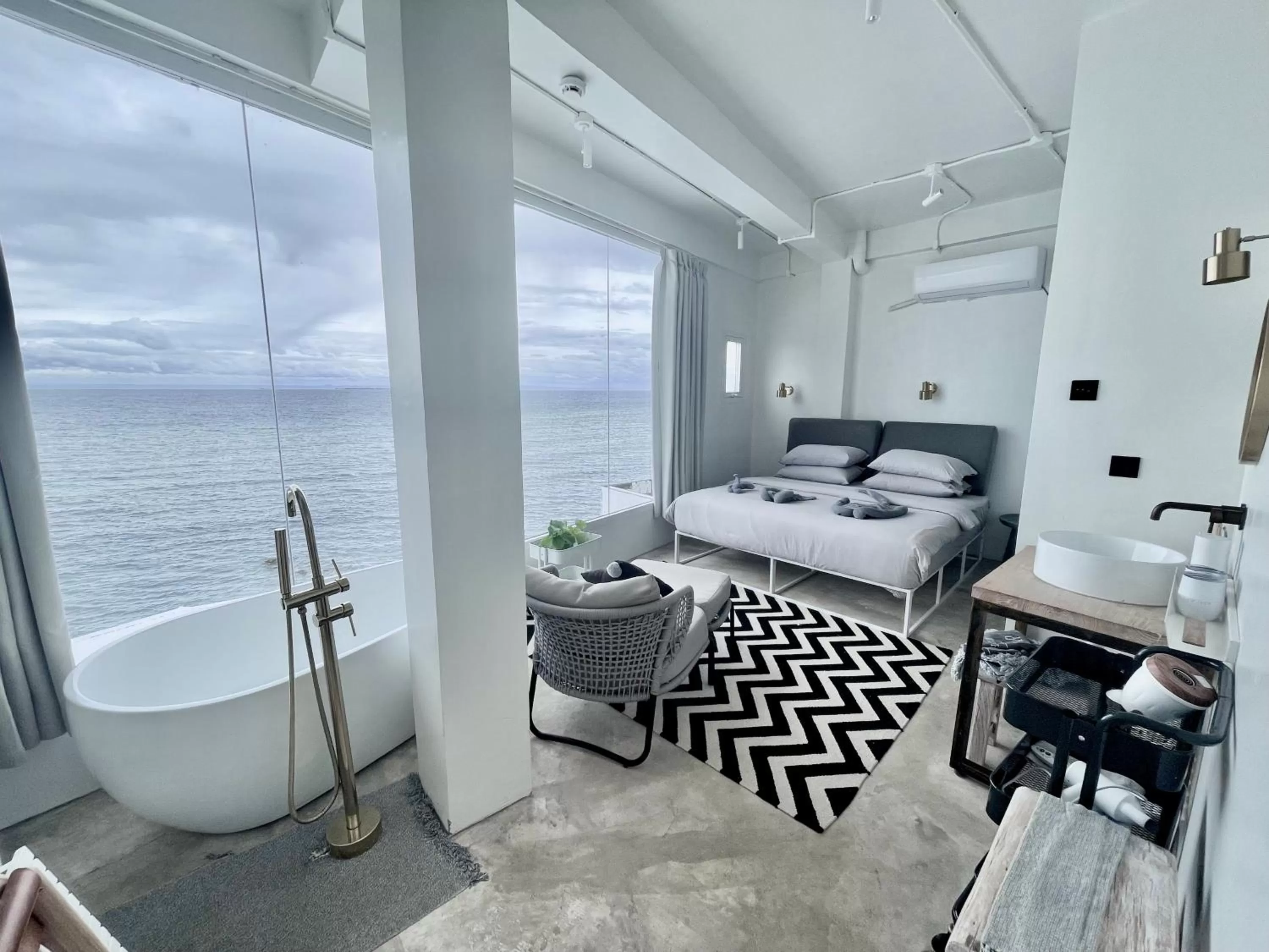 Photo of the whole room, Bed in Sugarsea Inn & Dive shop