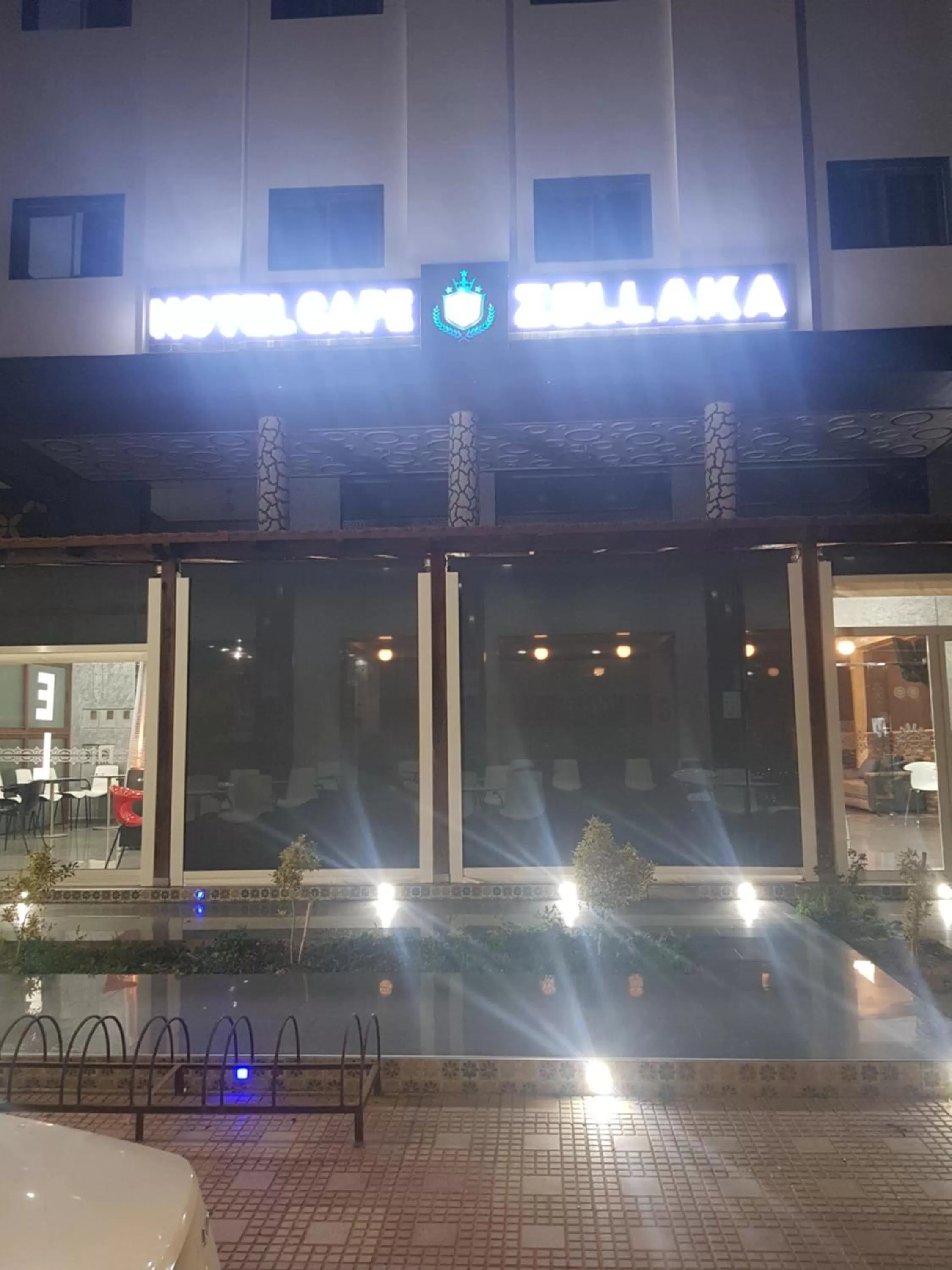 ZELLAKA hôtel & café