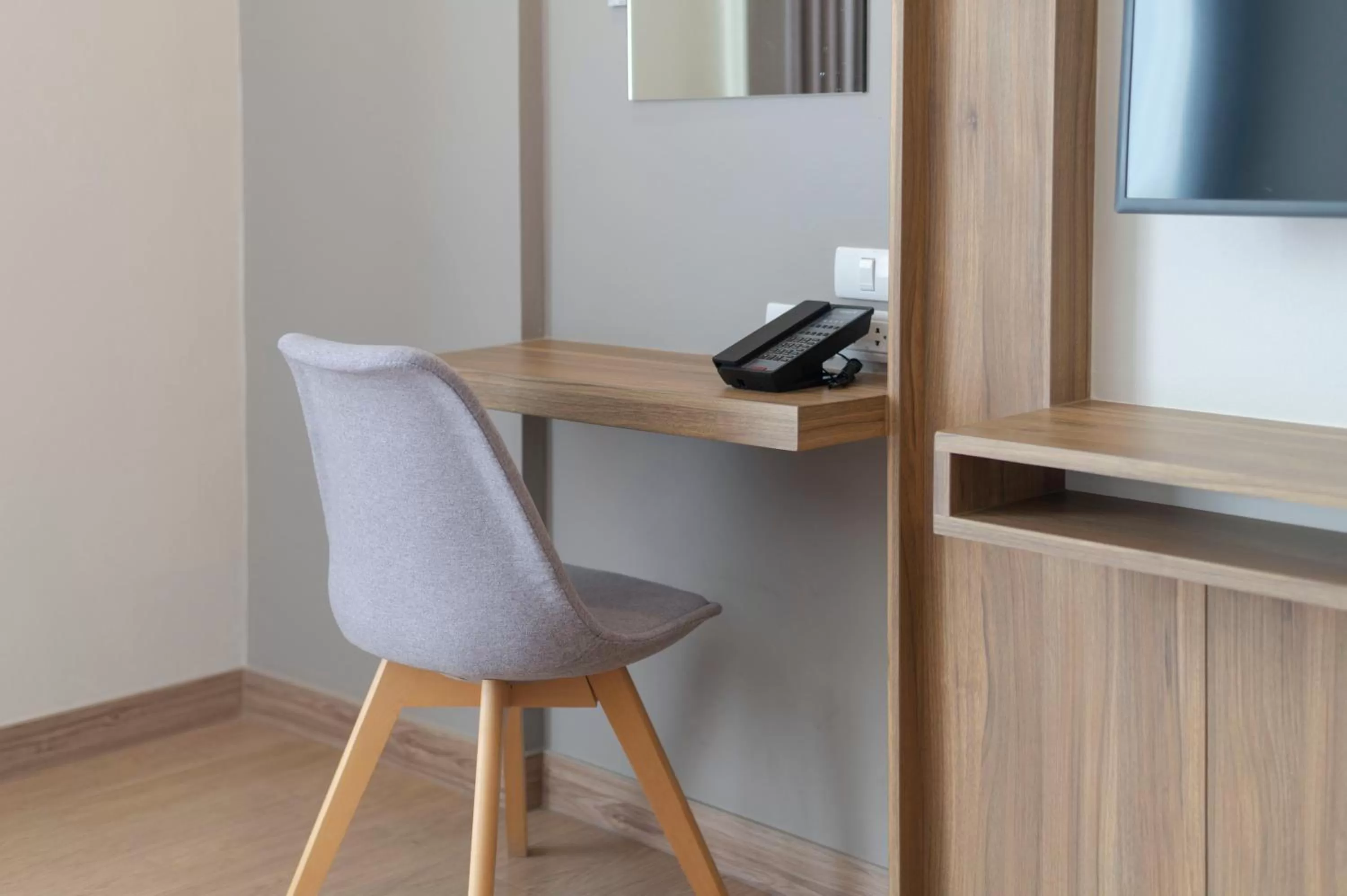 hair dresser in Canalis Suvarnabhumi Airport Hotel