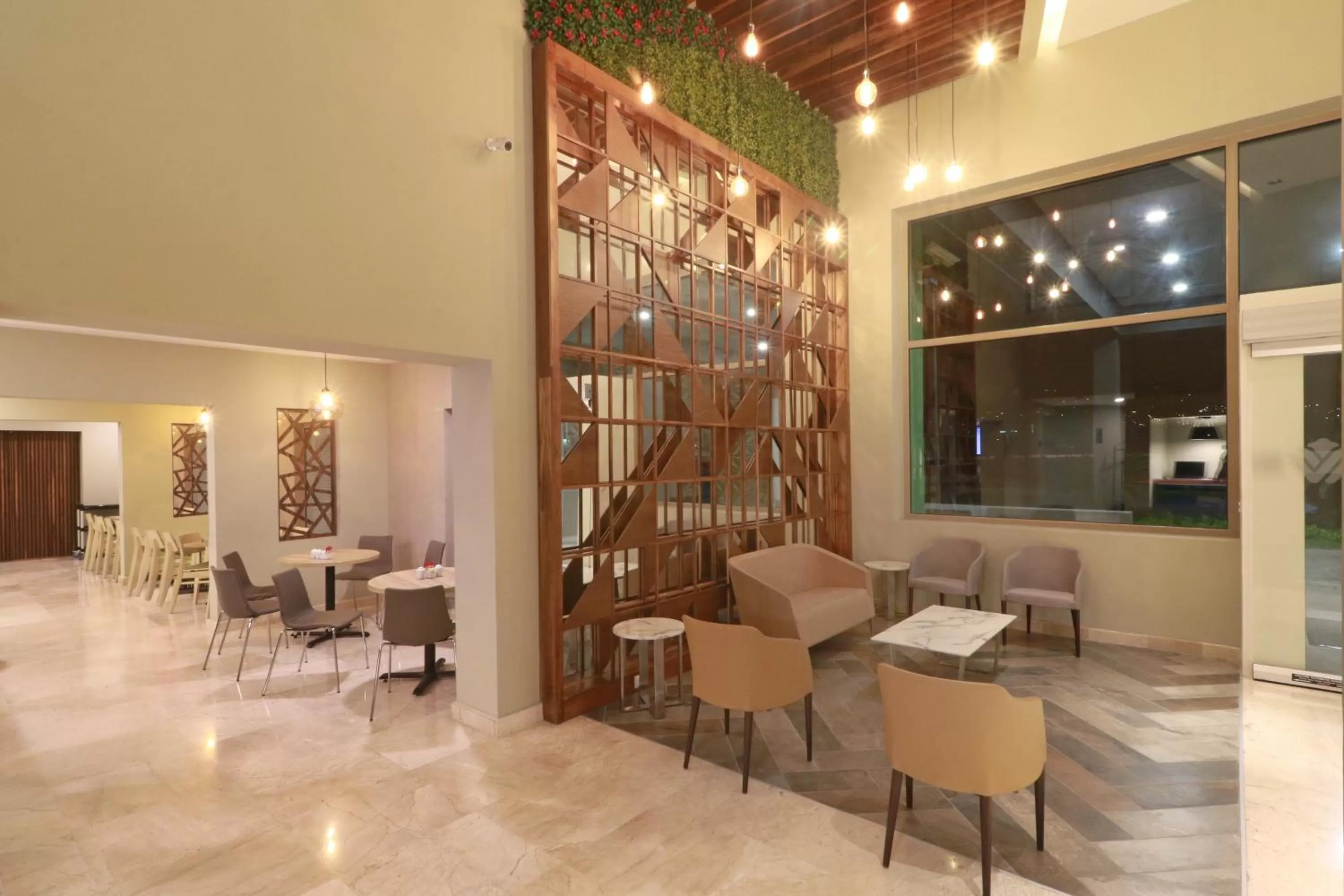 Lobby or reception in Wyndham Garden Monterrey Valle Real