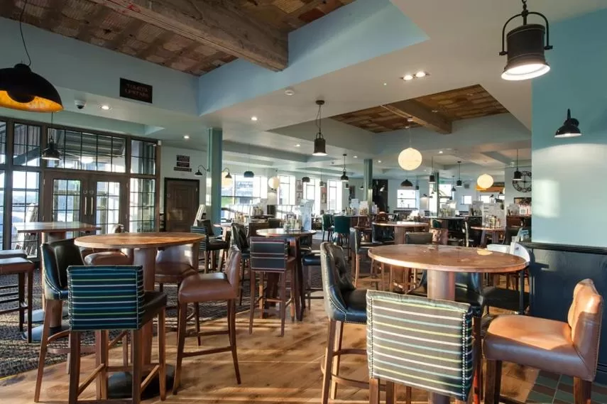 Property building, Restaurant/Places to Eat in The Saxon Crown Wetherspoon