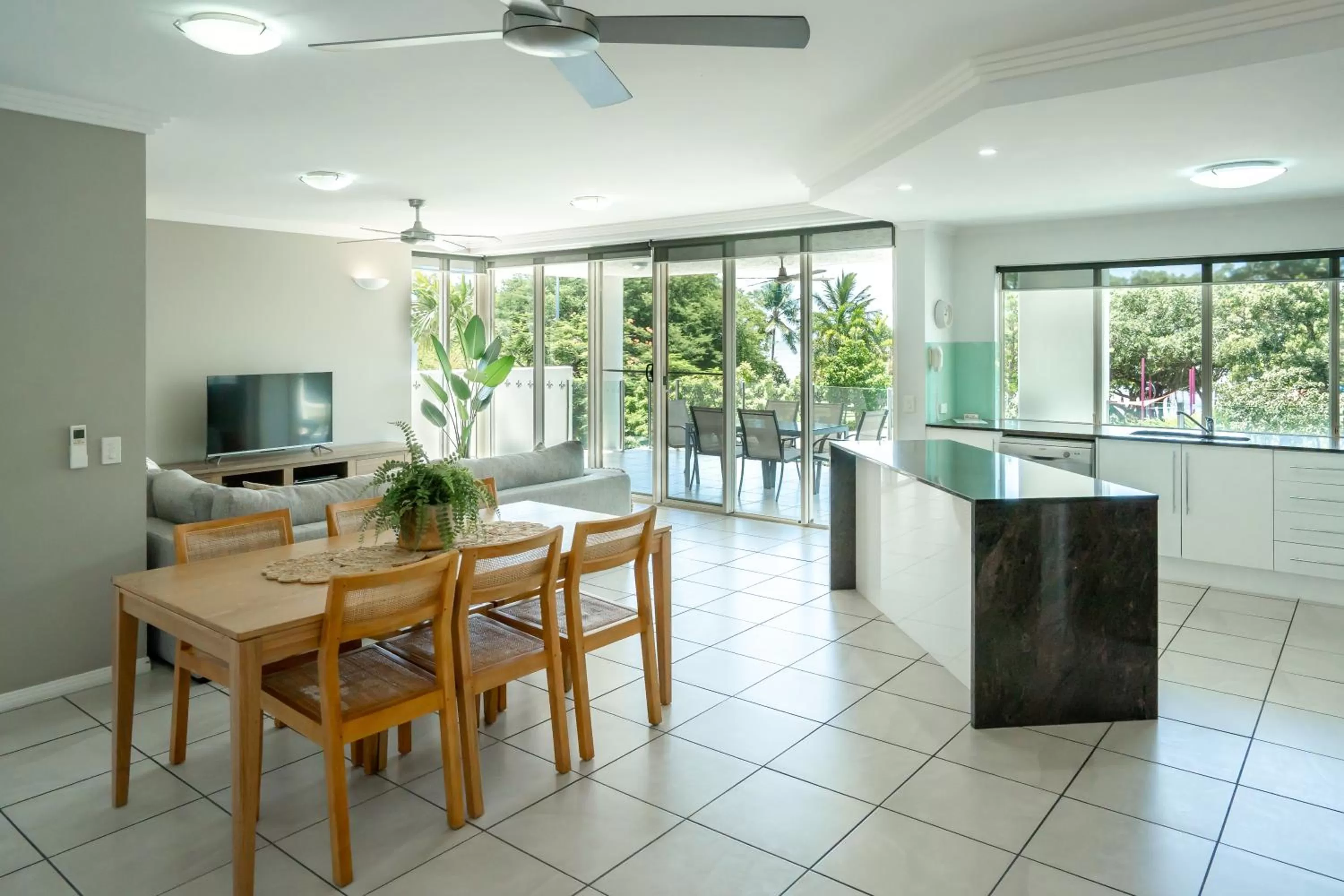 Two-Bedroom Apartment - Ocean Front in Waters Edge Apartment Cairns